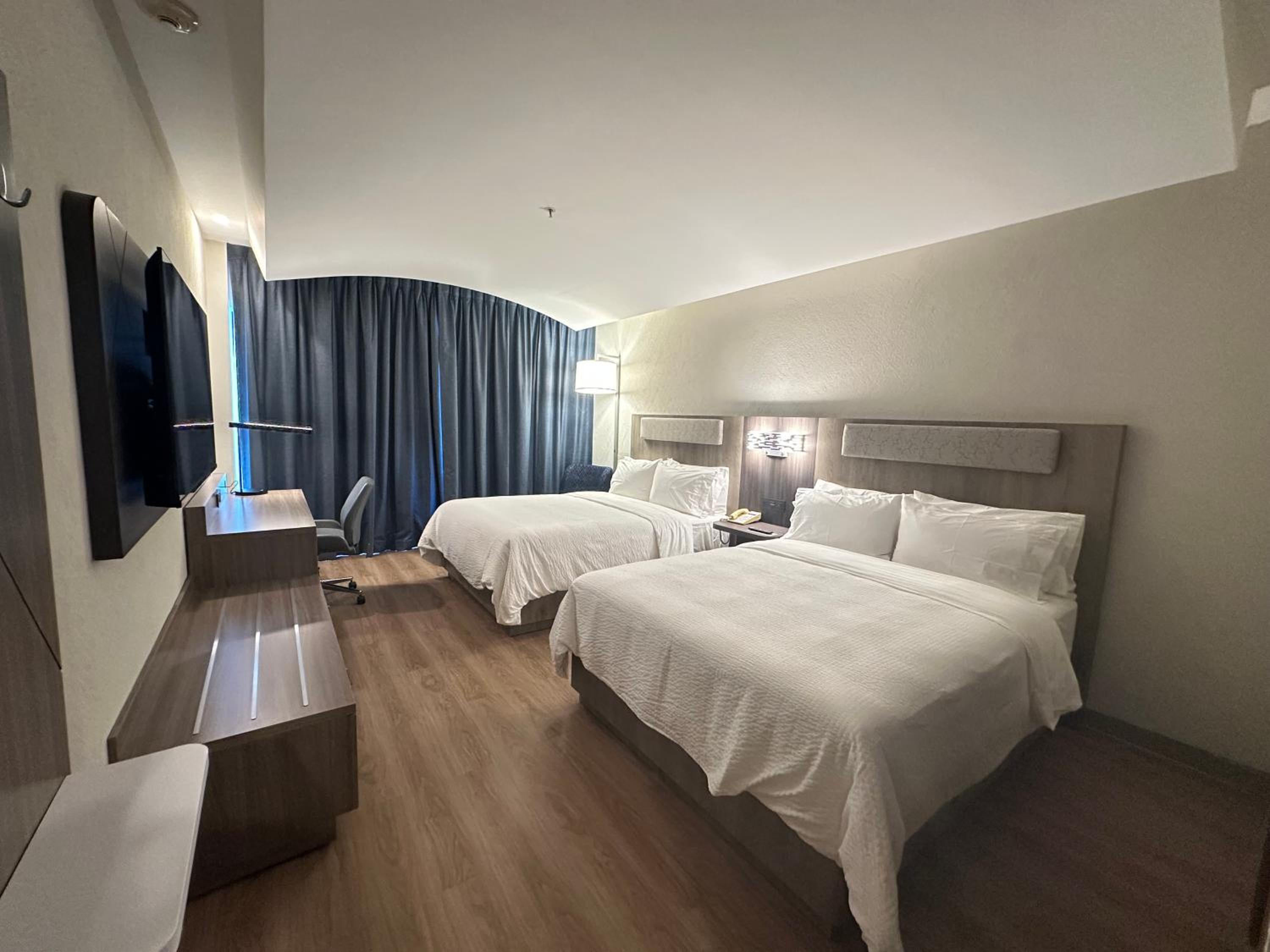 Standard Room with Two Queen Beds photo 2