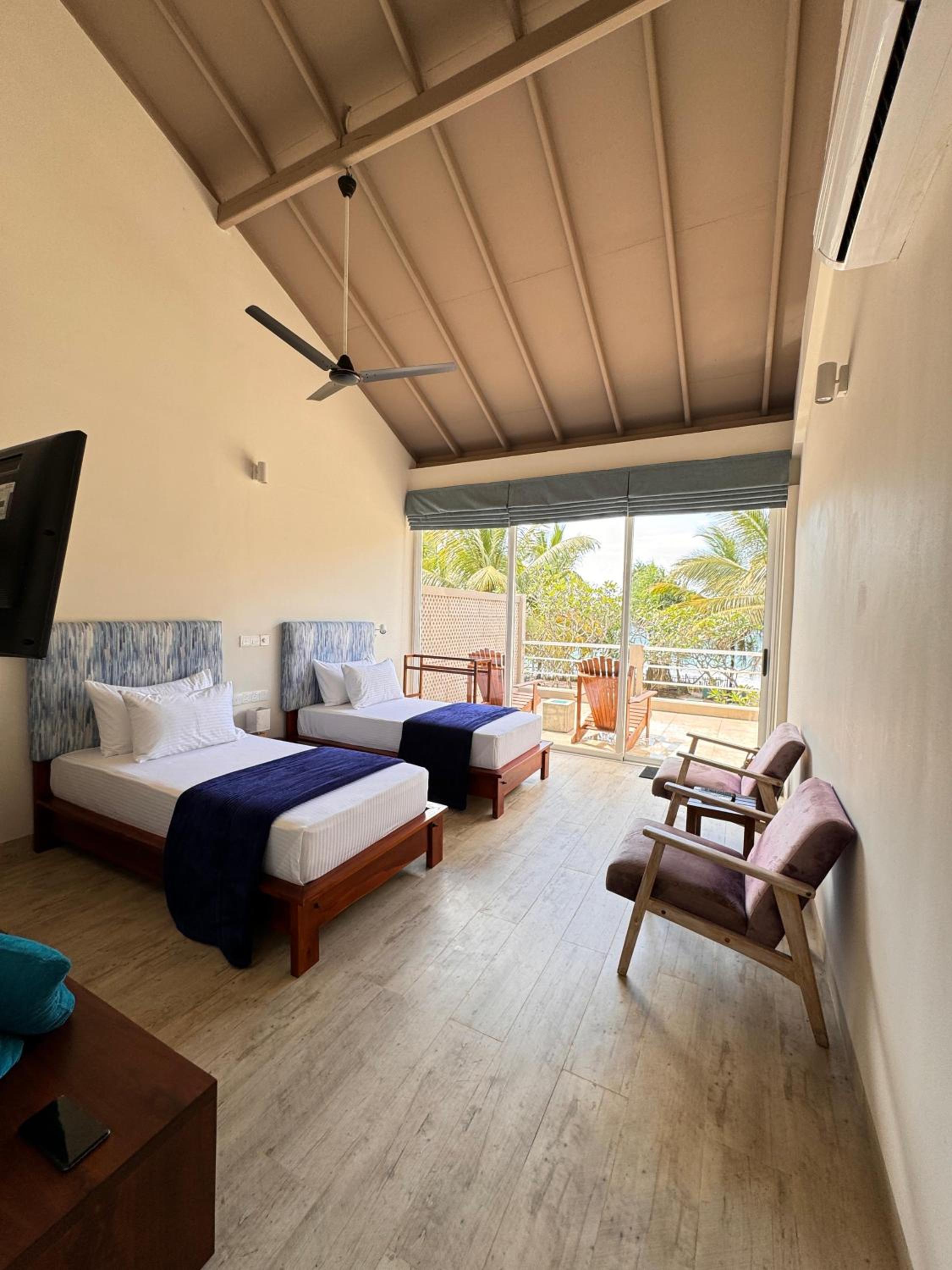 Standard Twin Room with Sea View photo 3