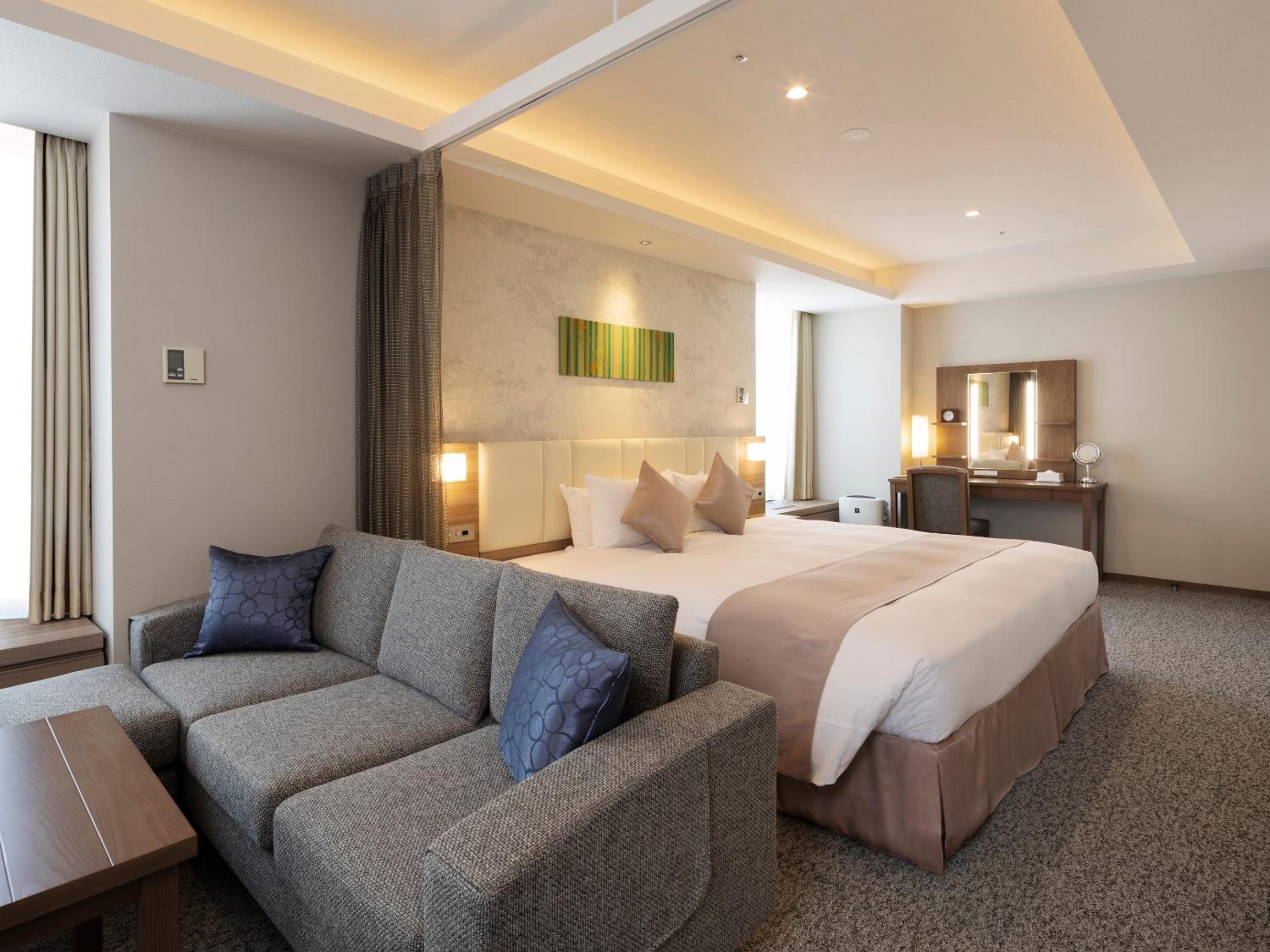 Premium King Double Room - Executive Floor with Lounge Access thumbnail 6
