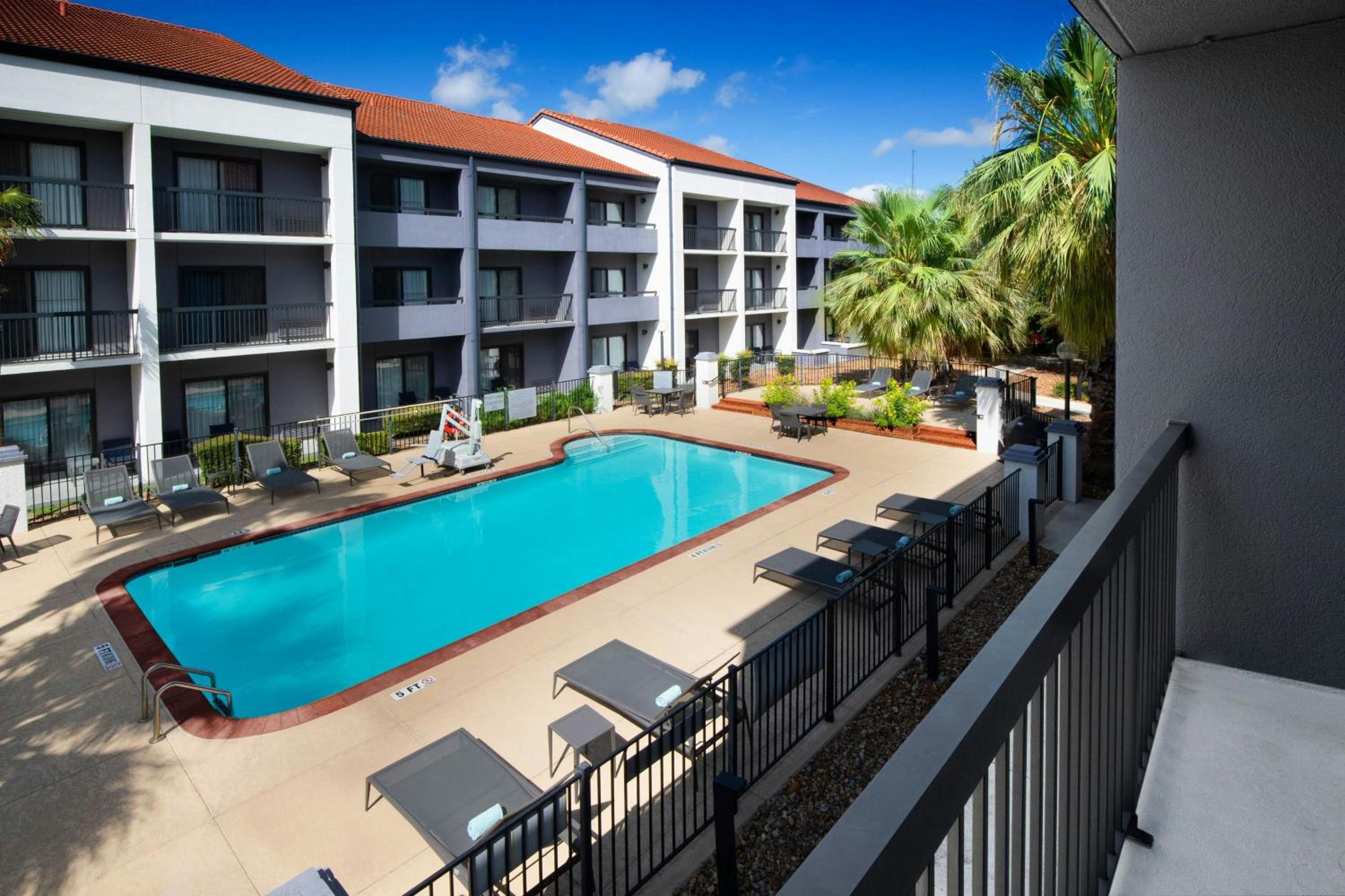 Deluxe Queen Room with Courtyard View - Hearing Accessible