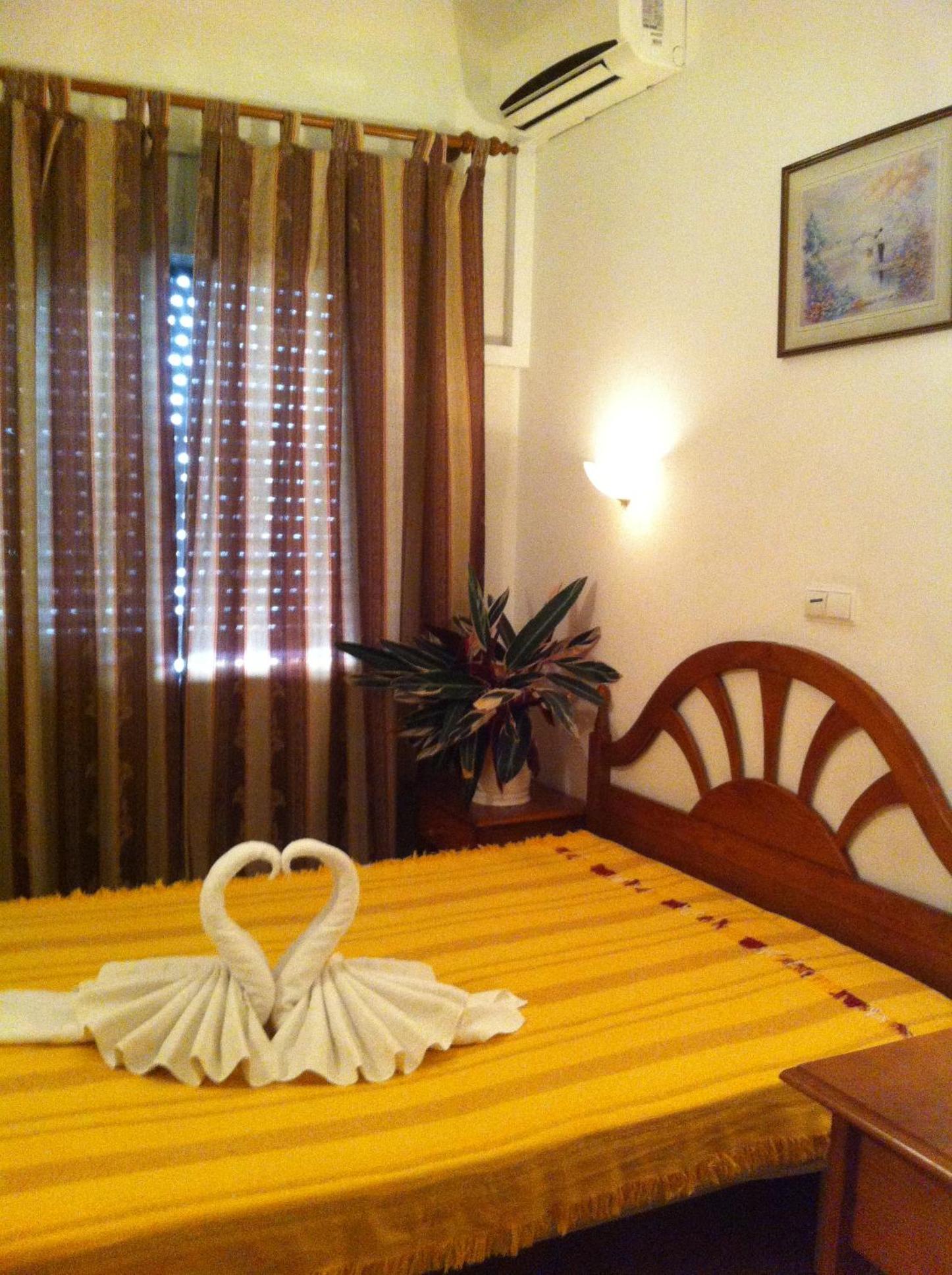 Double Room with Private Bathroom - Photo 8