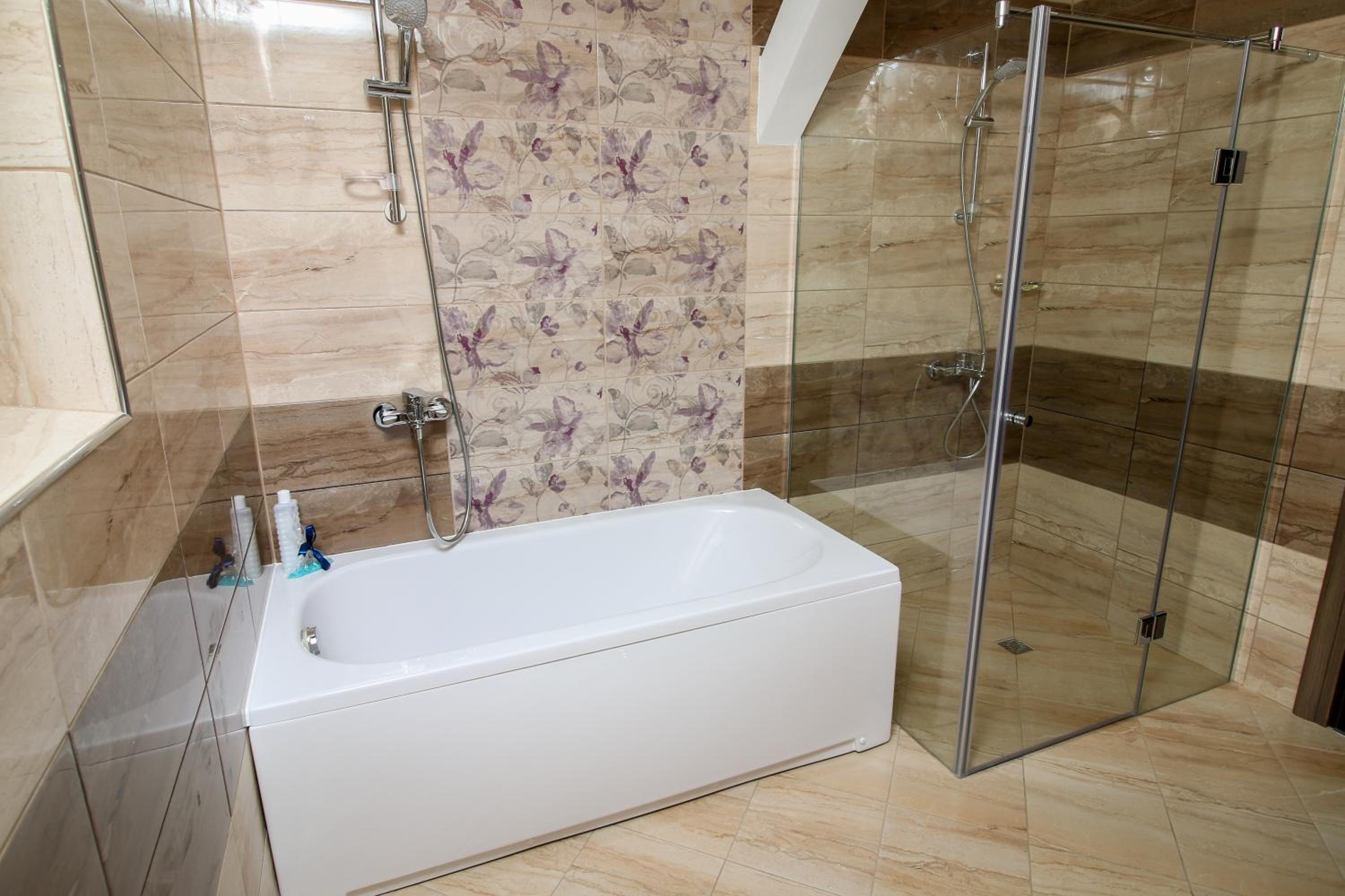 Suite with Hot Tub photo 2
