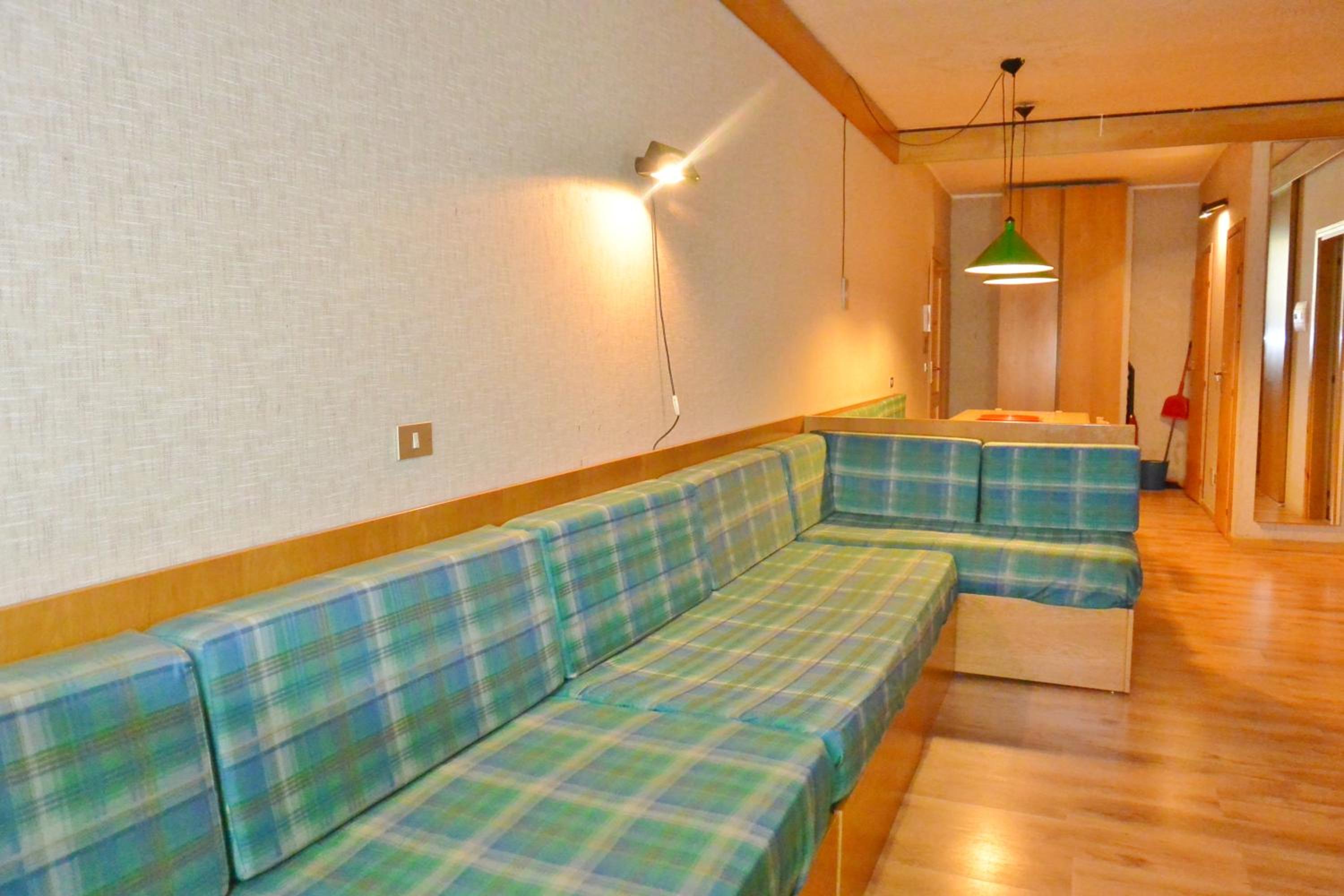 Large One-Bedroom Apartment with Mountain View
