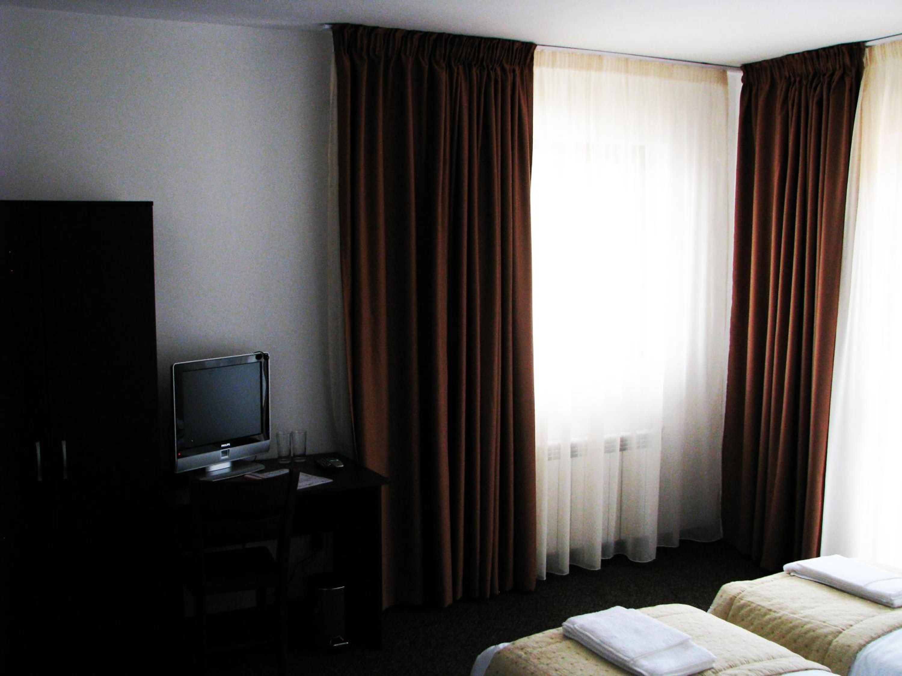 Economy Triple Room photo 2
