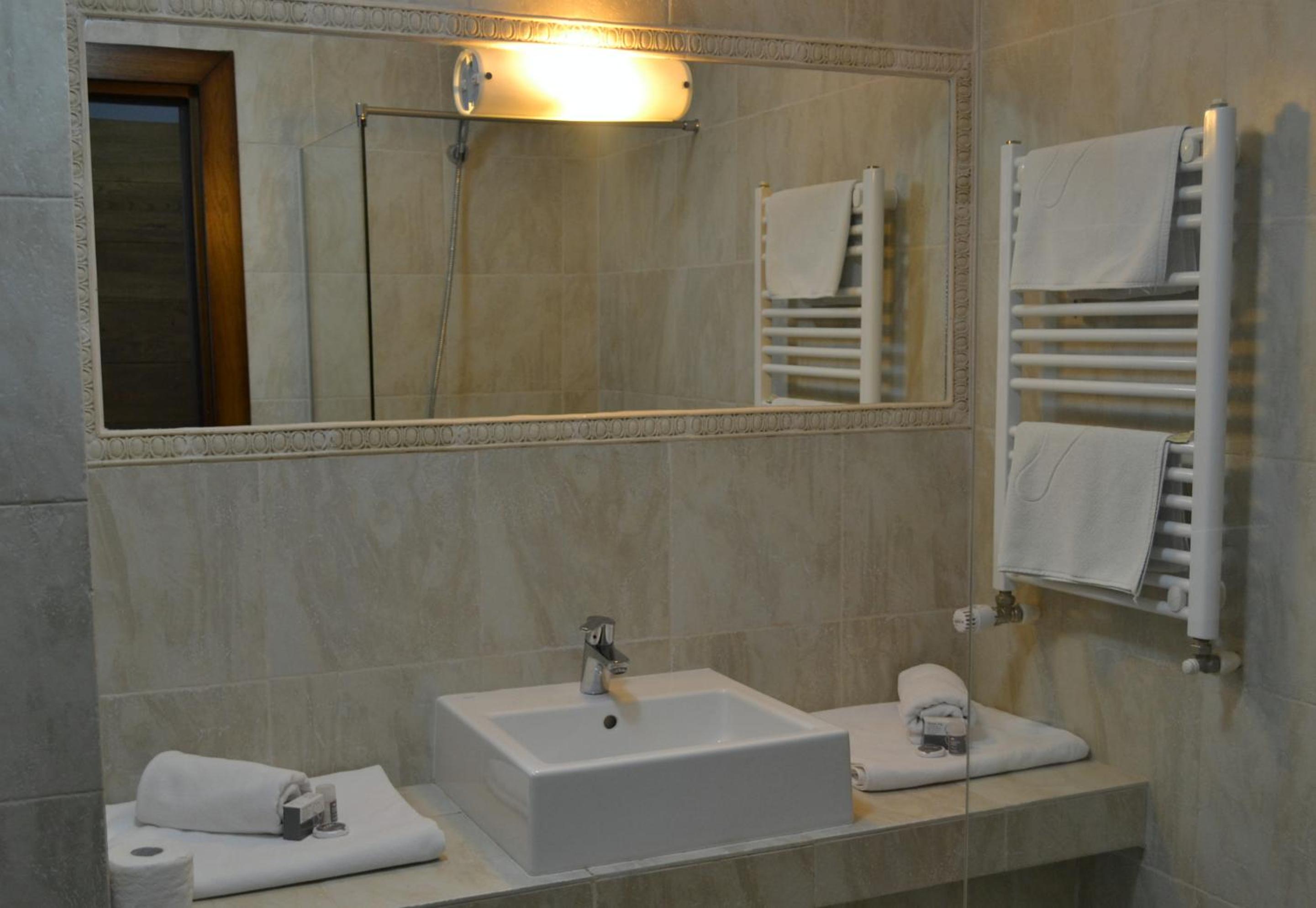 Double or Twin Room - Photo 5