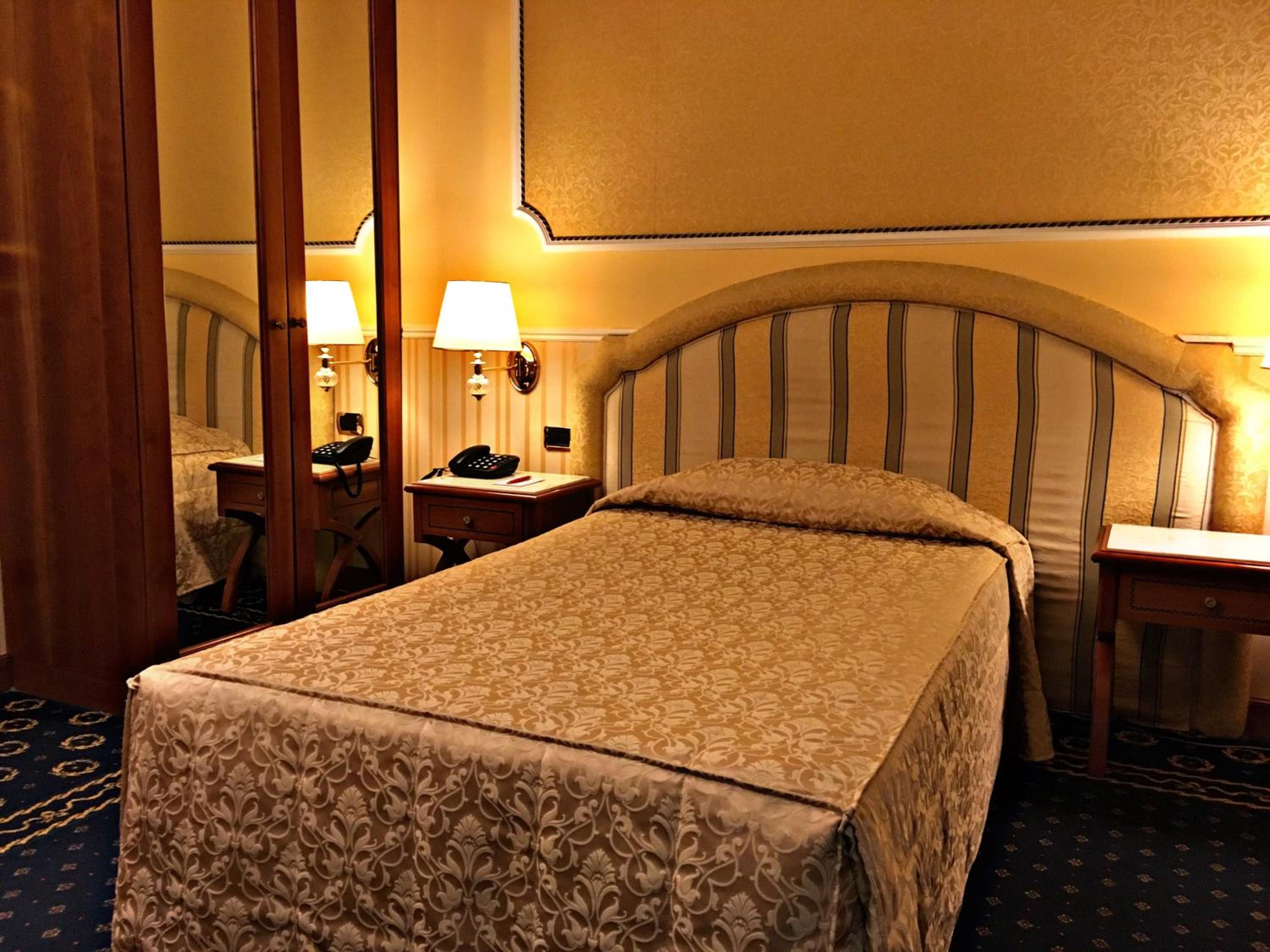 Single Room thumbnail 6