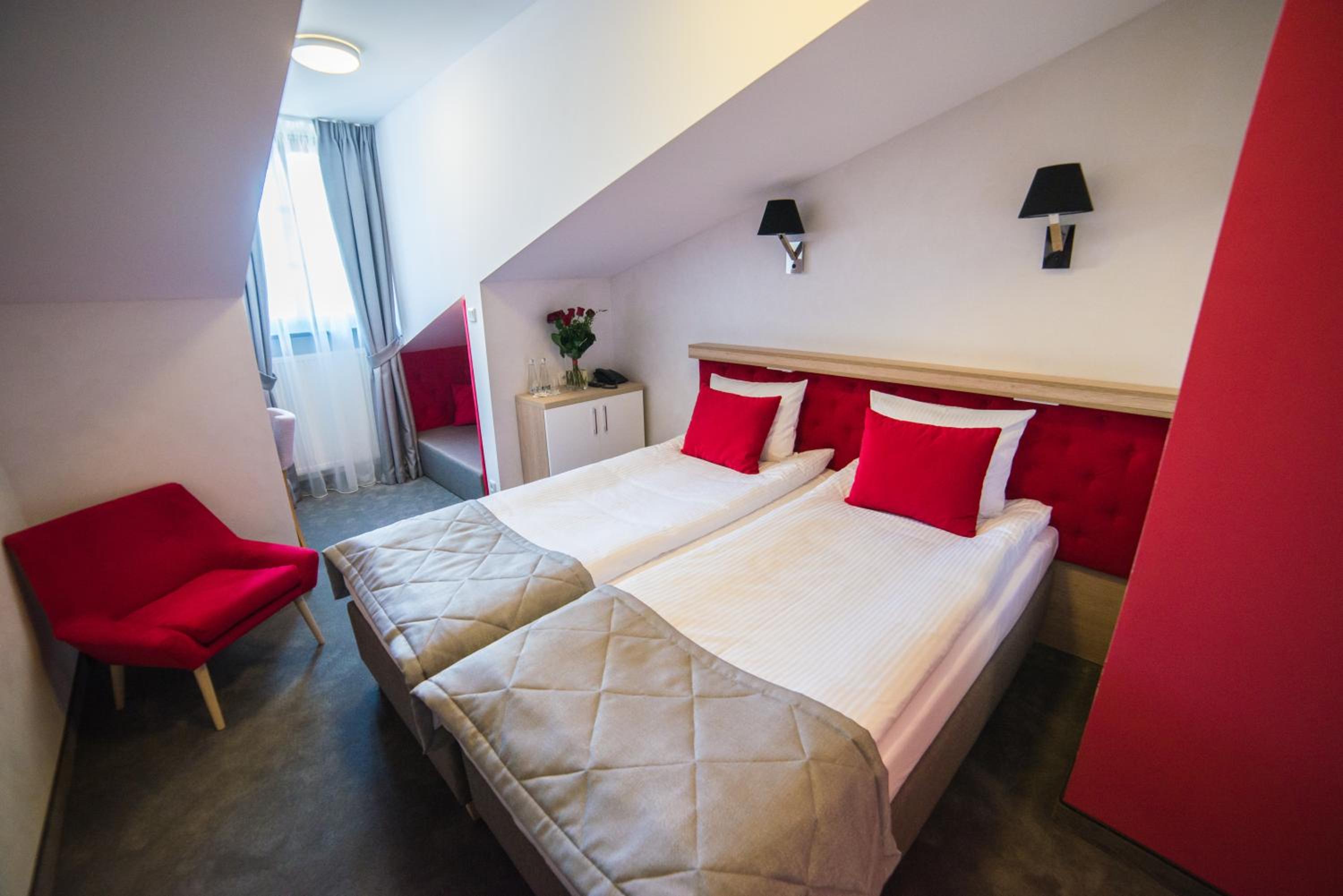 Standard Twin Room - Photo 4