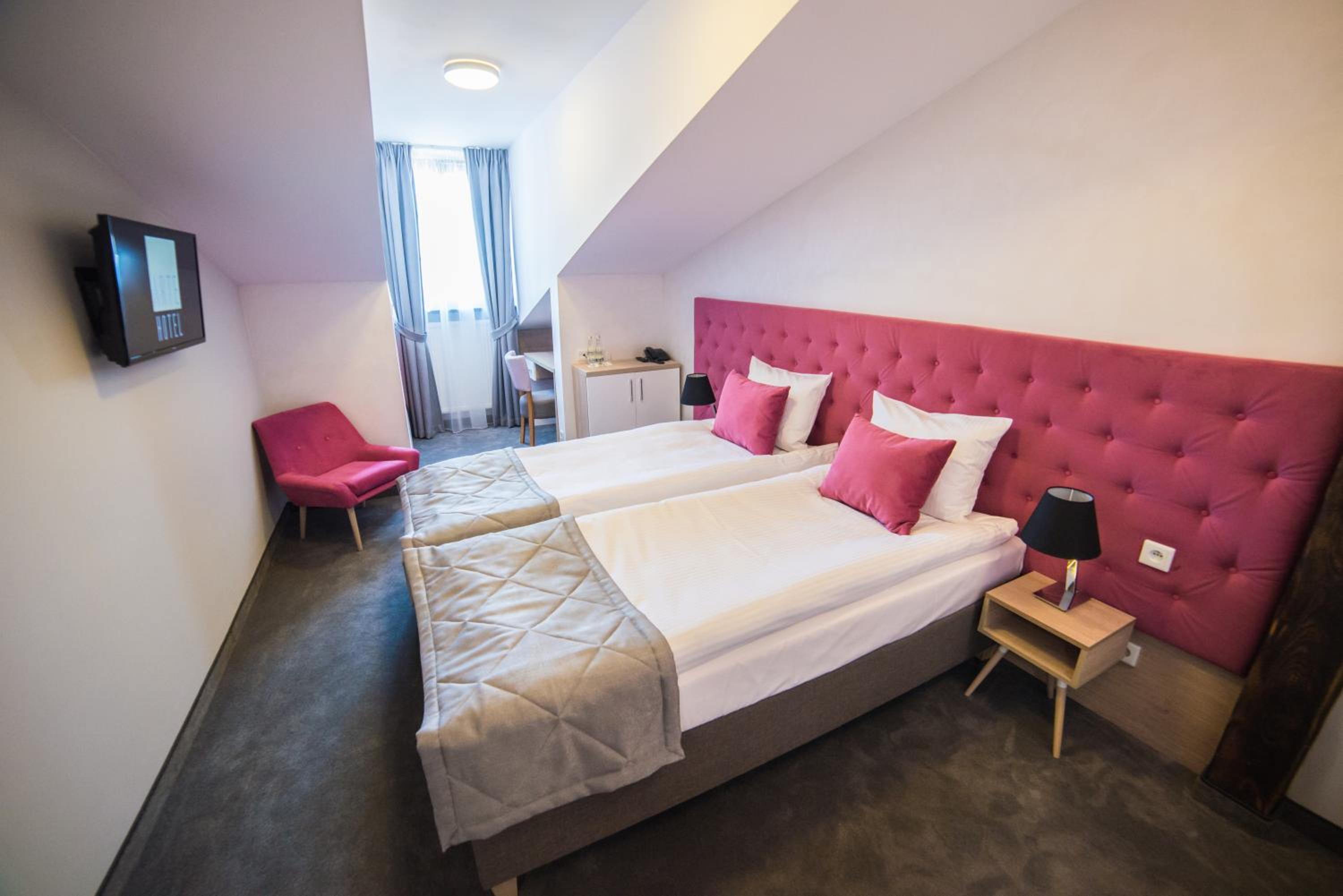 Standard Twin Room - Photo 7