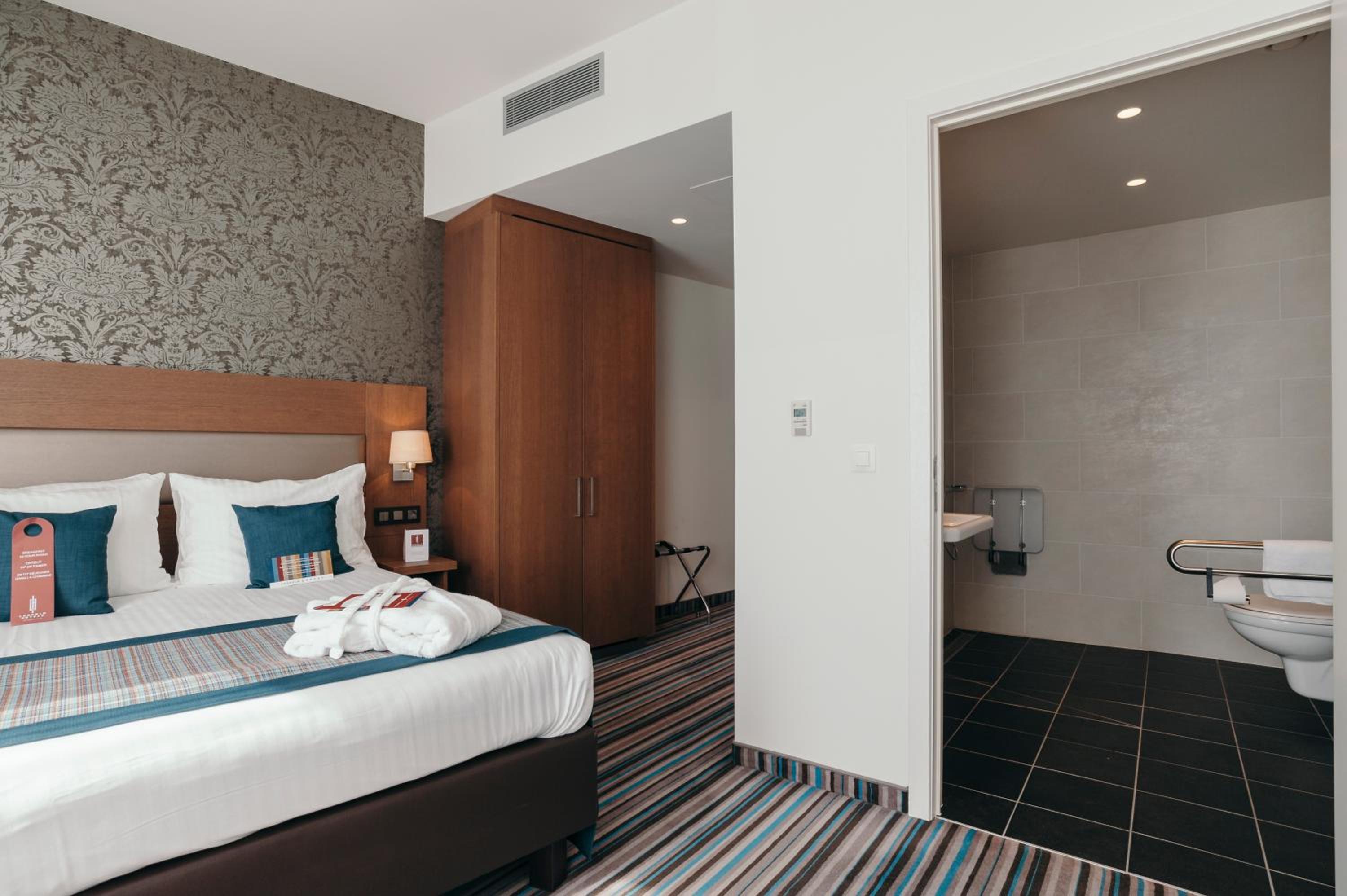 Queen Room - Disability Access photo 1