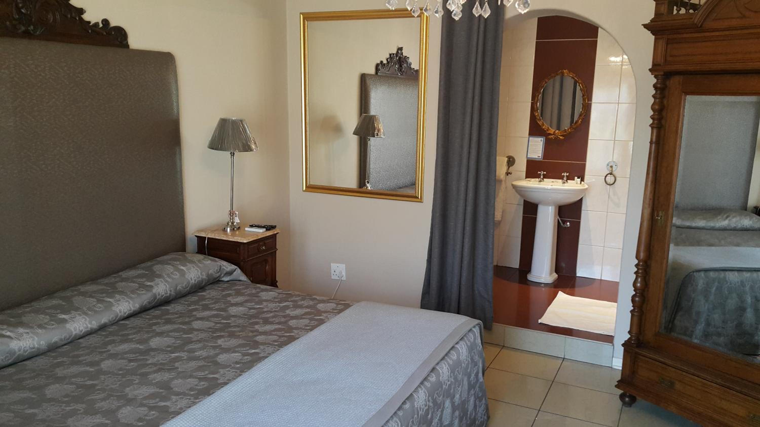 Standard Double Room - Photo 9