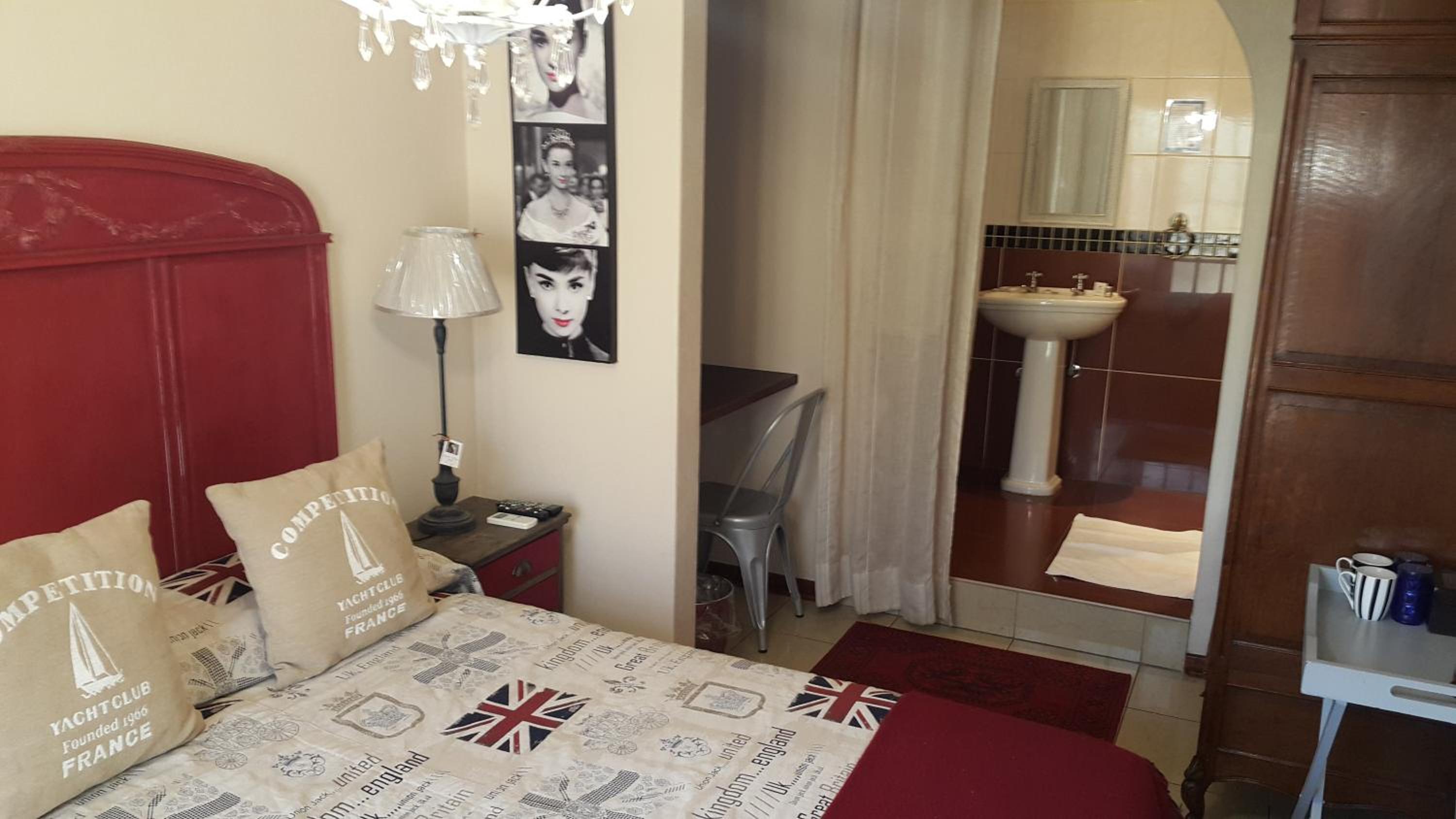 Standard Double Room - Photo 8