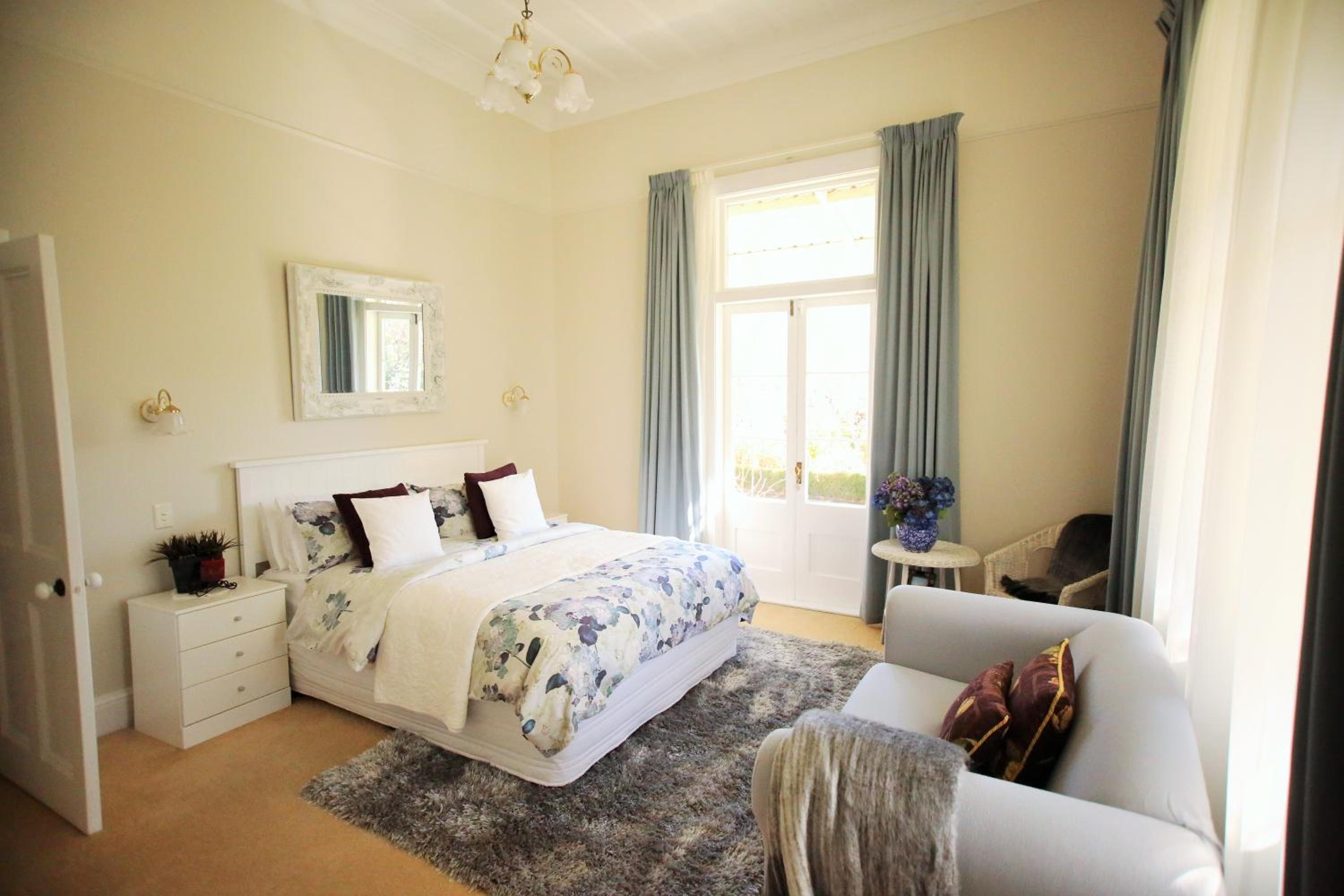 Deluxe Double Room with Balcony - Photo 8