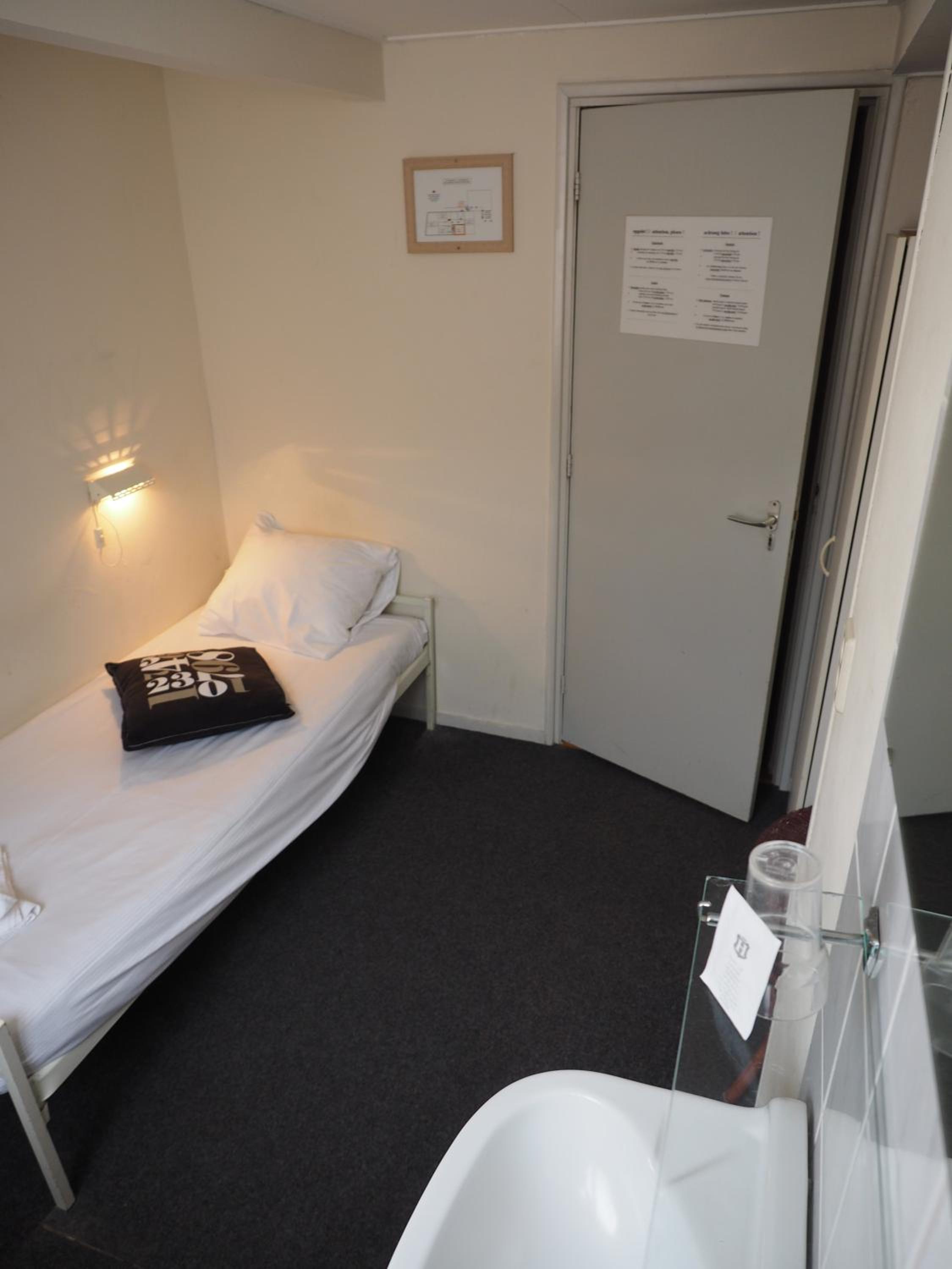 Budget Single Room with Shared Bathroom
