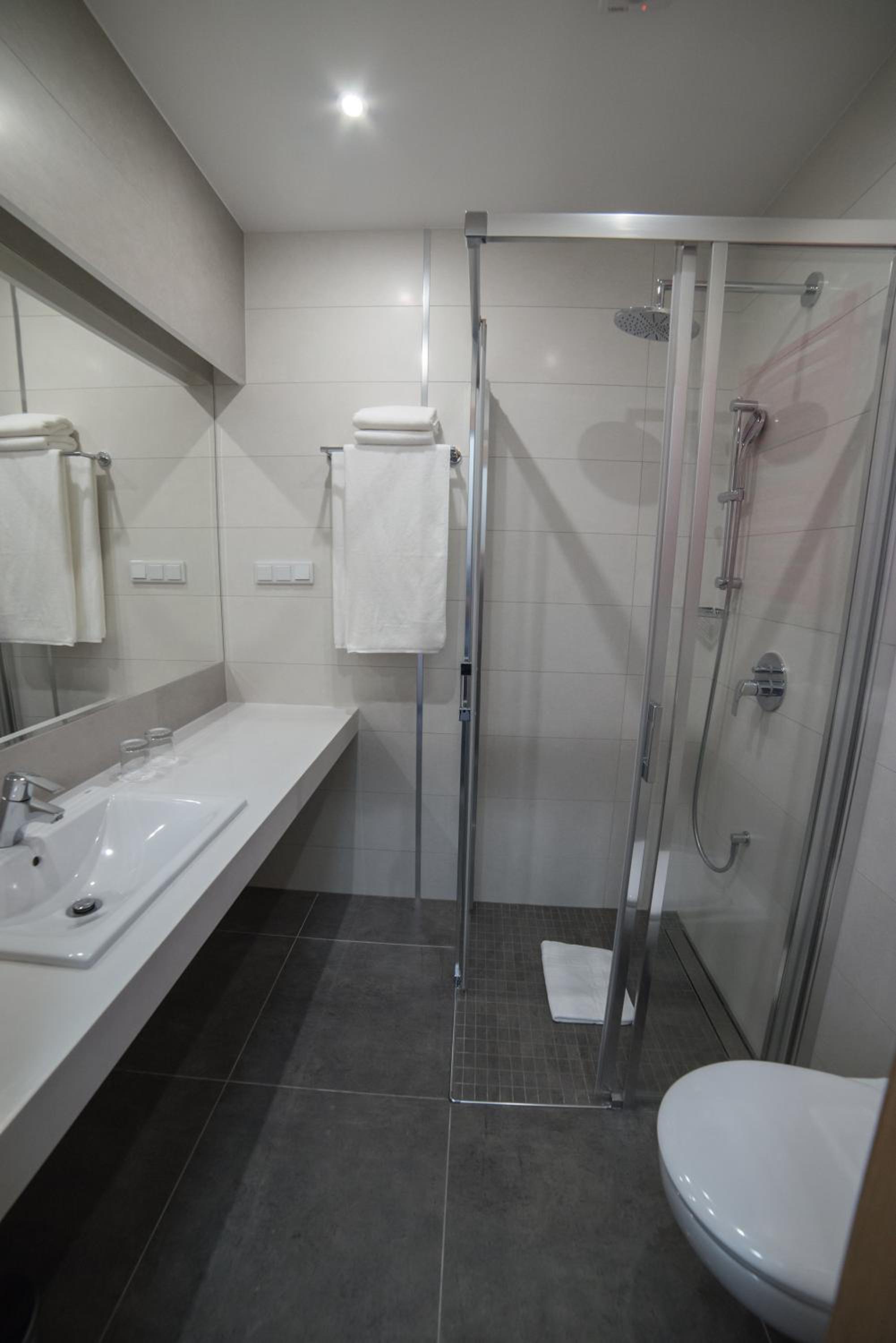 Standard Twin Room - Photo 8
