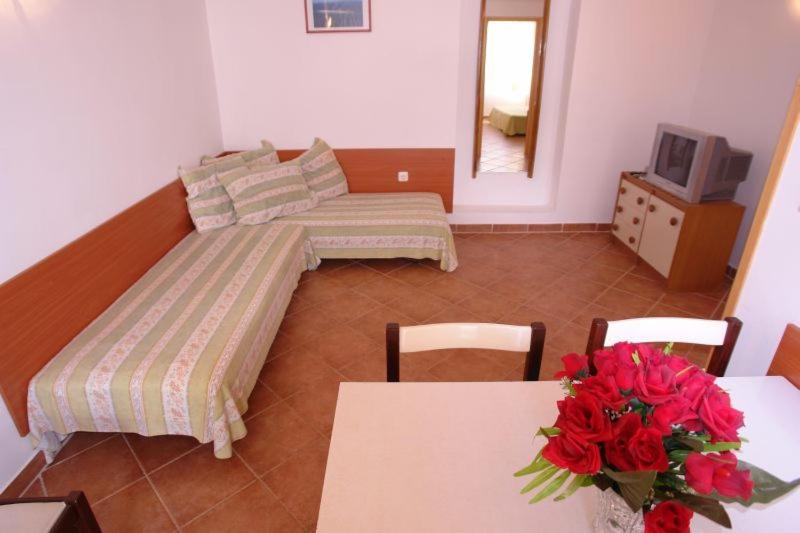 One-Bedroom Apartment with Terrace photo 1