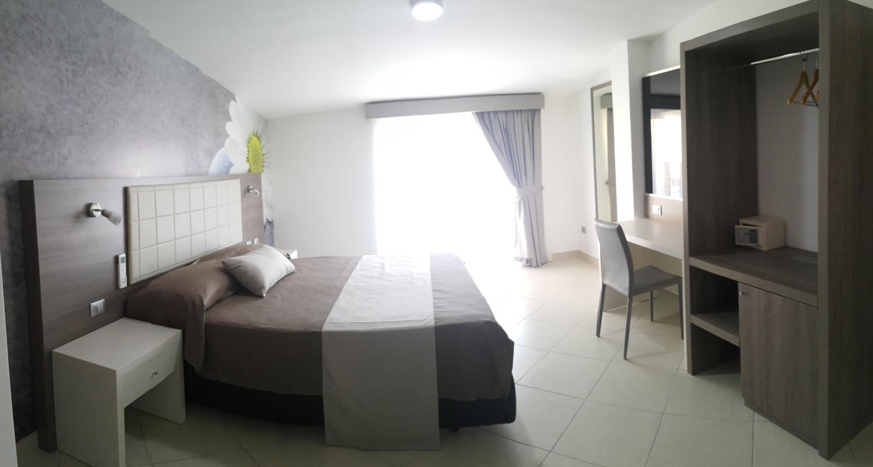 Double or Twin Room with Balcony - Photo 2