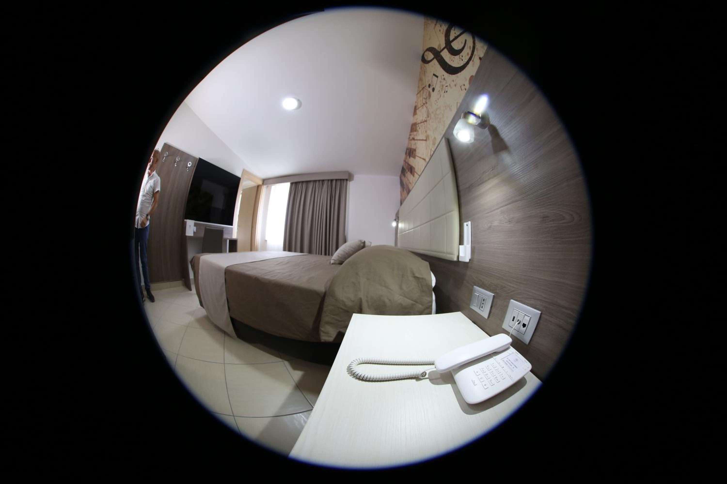 Double or Twin Room with Balcony - Photo 8
