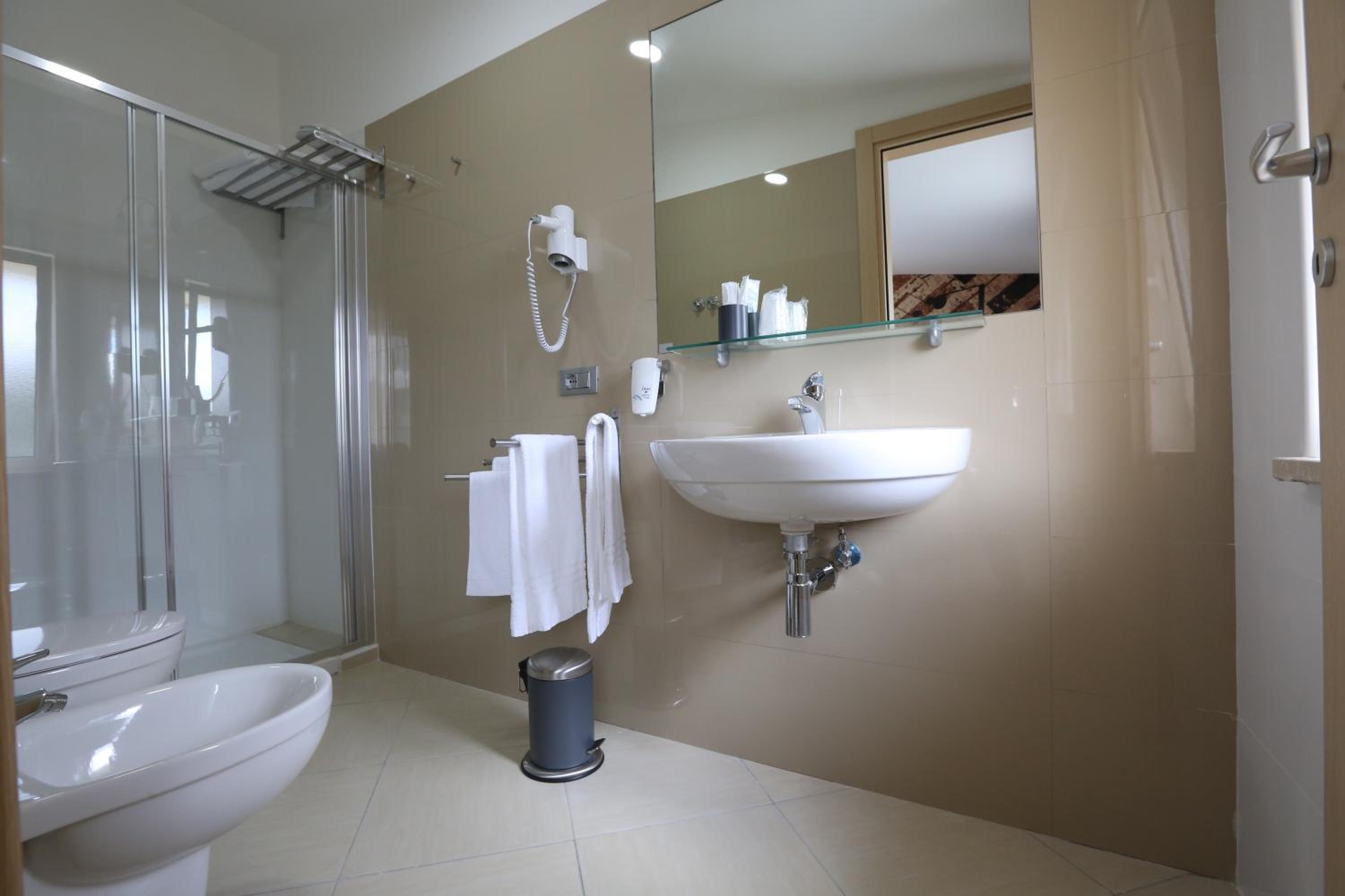 Double or Twin Room with Balcony - Photo 3