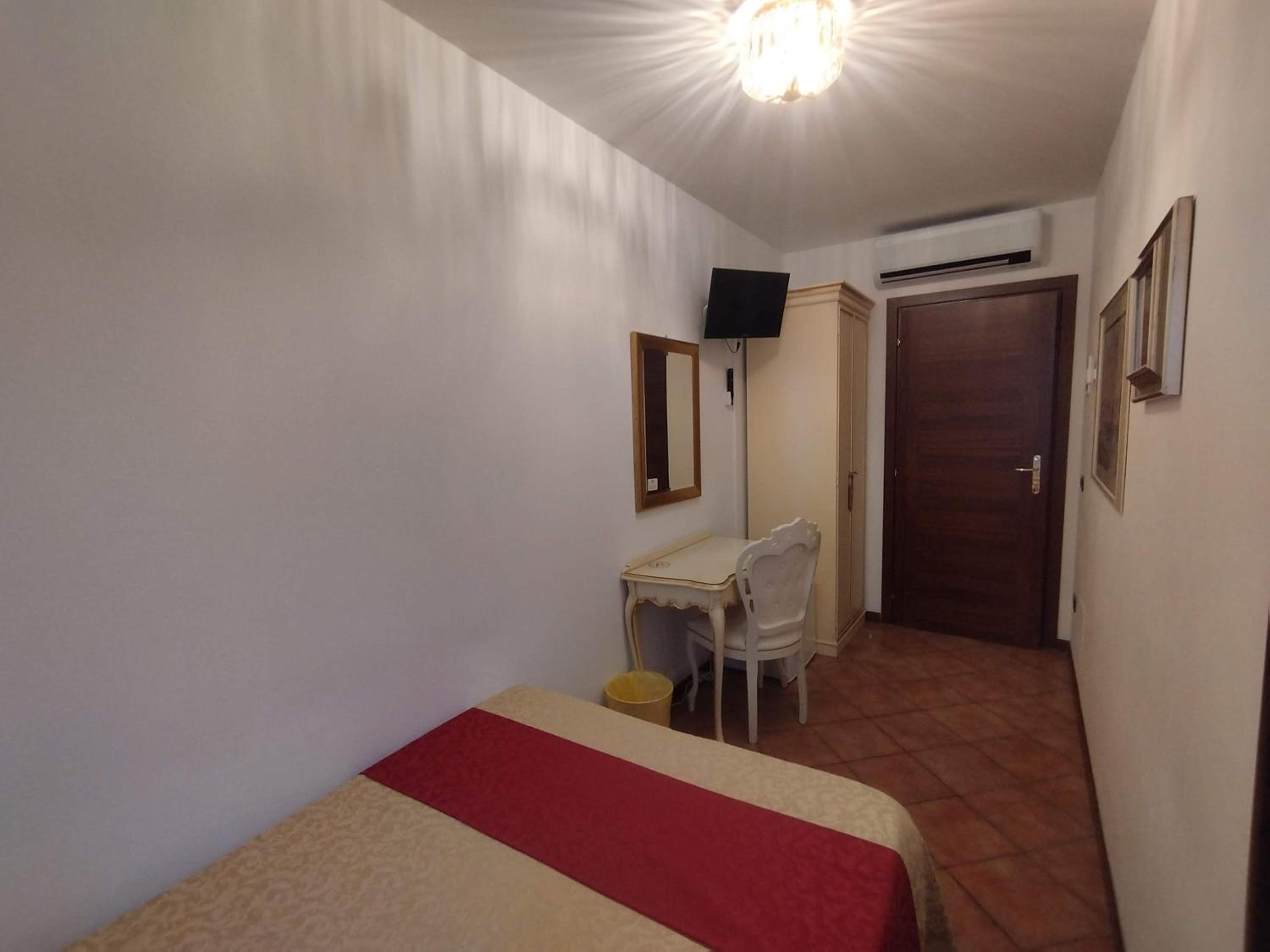 Small Double Room photo 3