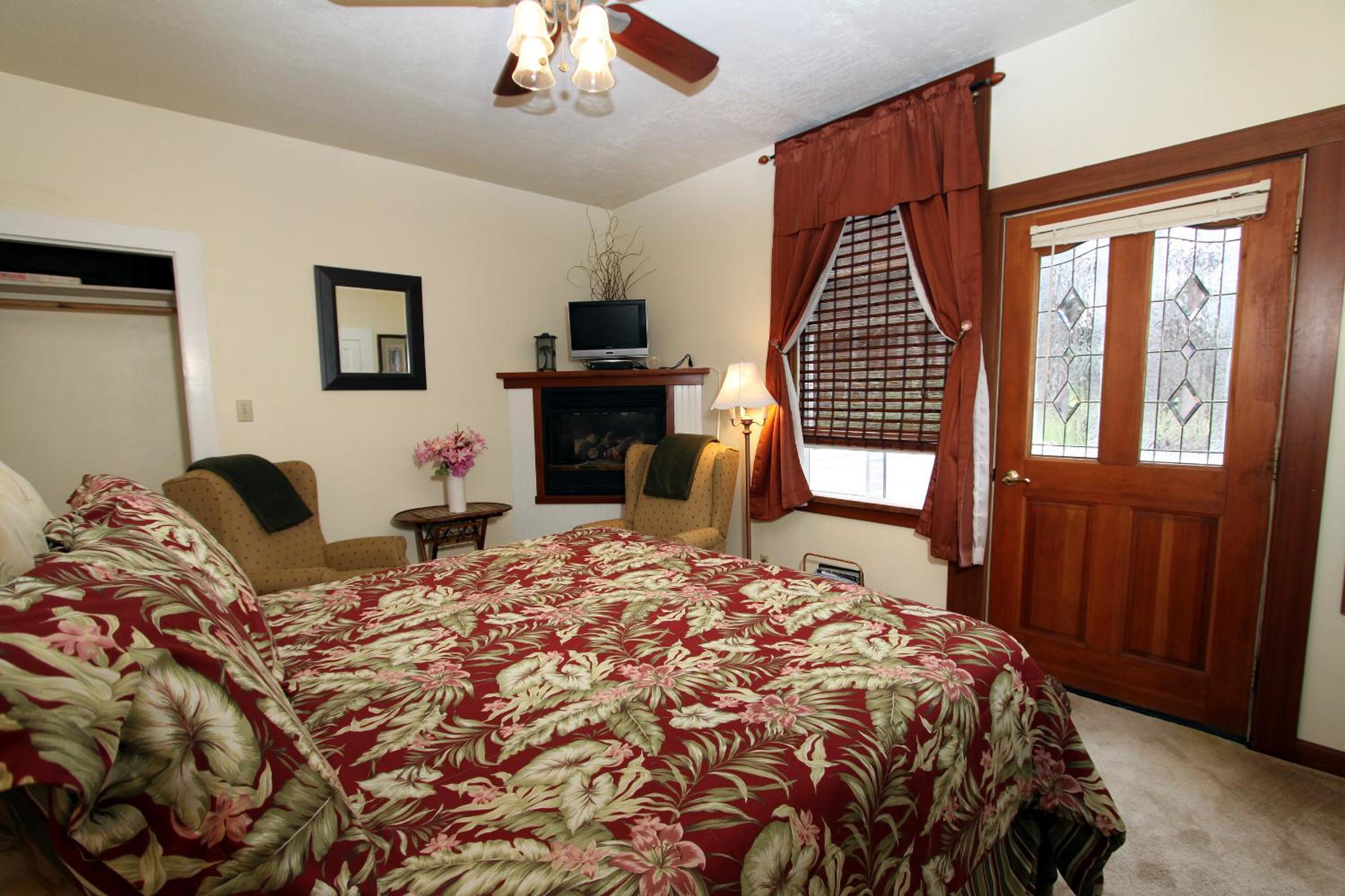 Queen Room with Garden View