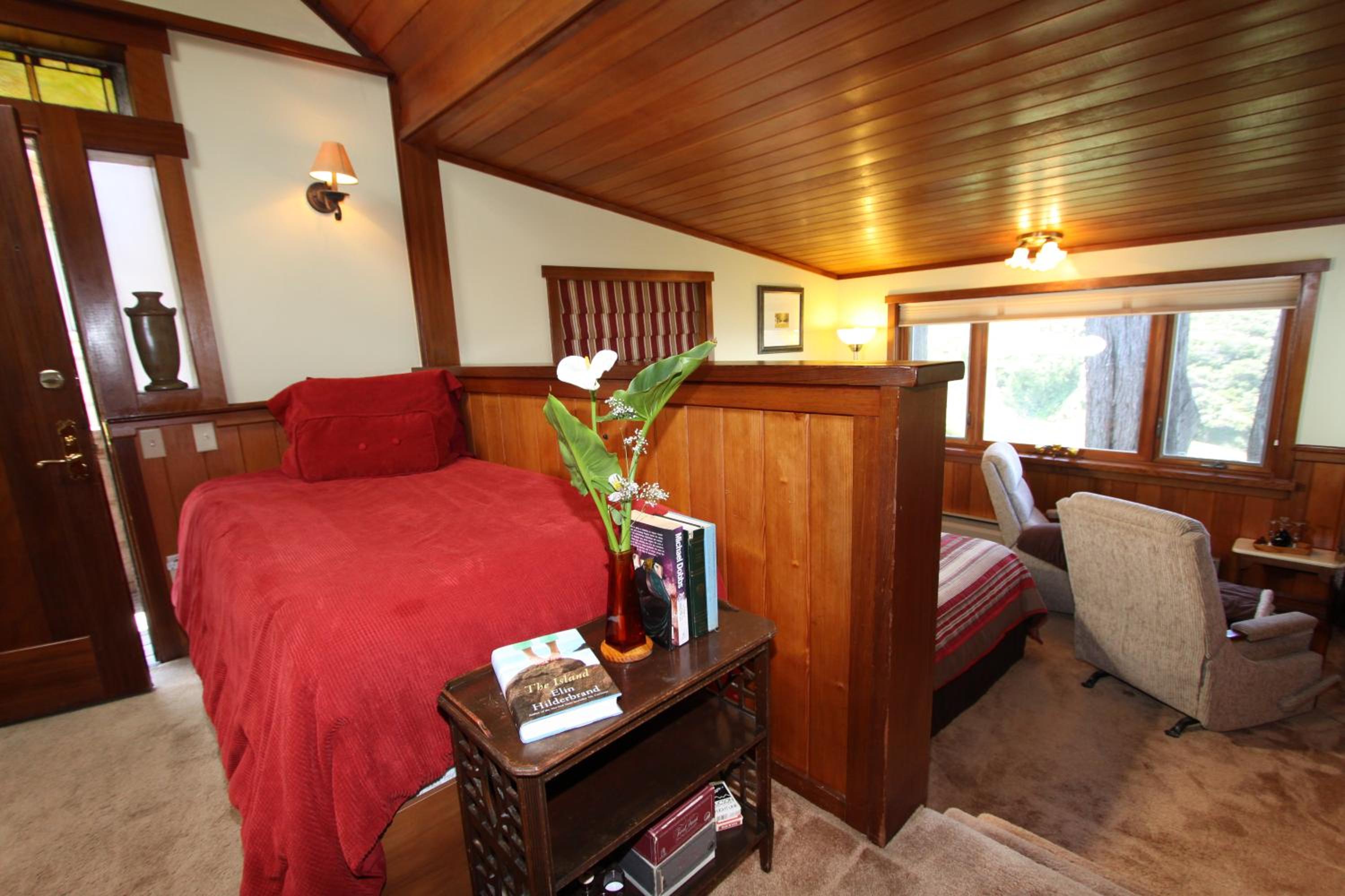 Queen Cottage with Ocean View - Pet Friendly