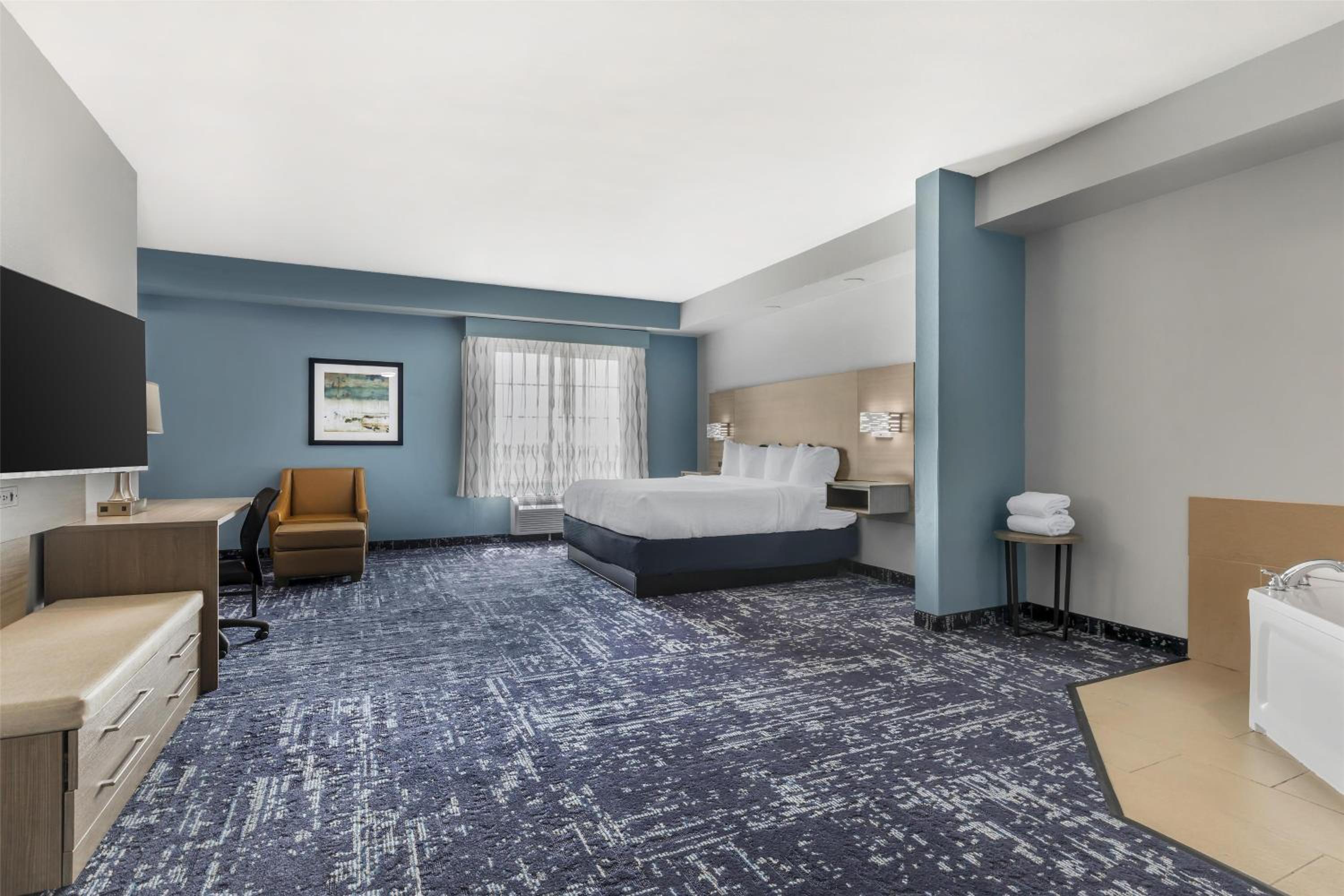 King Suite with Bath Tub, Sofa Bed and Spa Bath - Disability Access/Non-Smoking