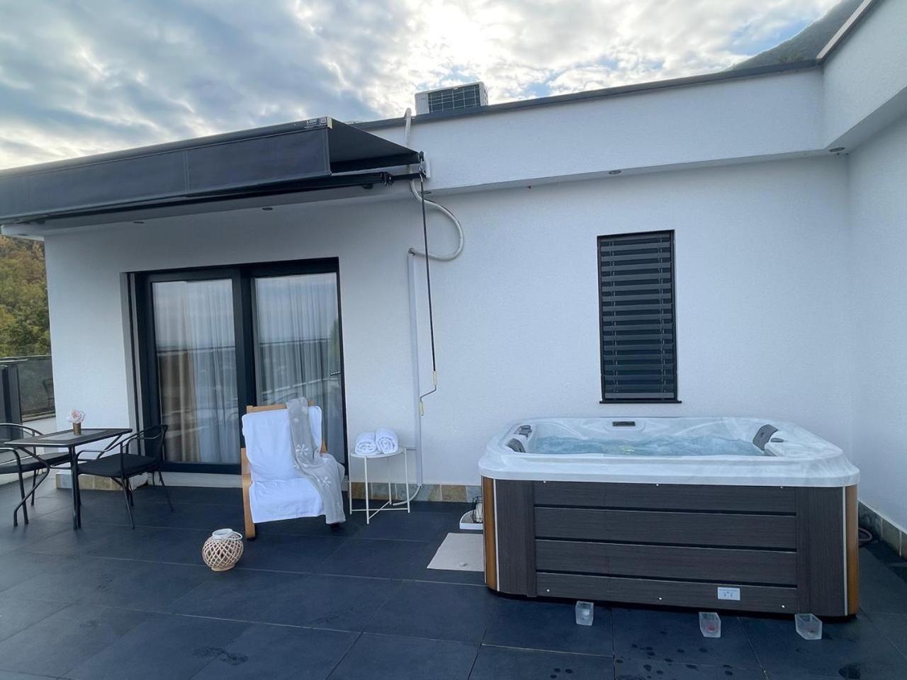 Suite with Hot Tub