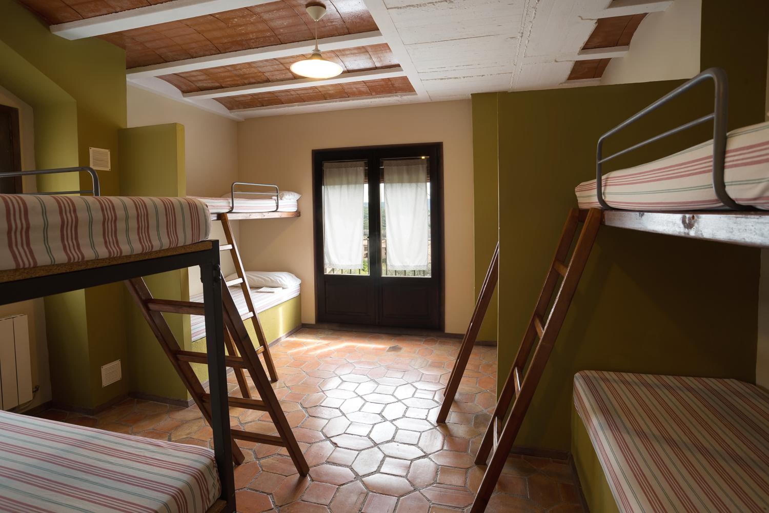 Dormitorio Compartido Mixto de 6 Camas