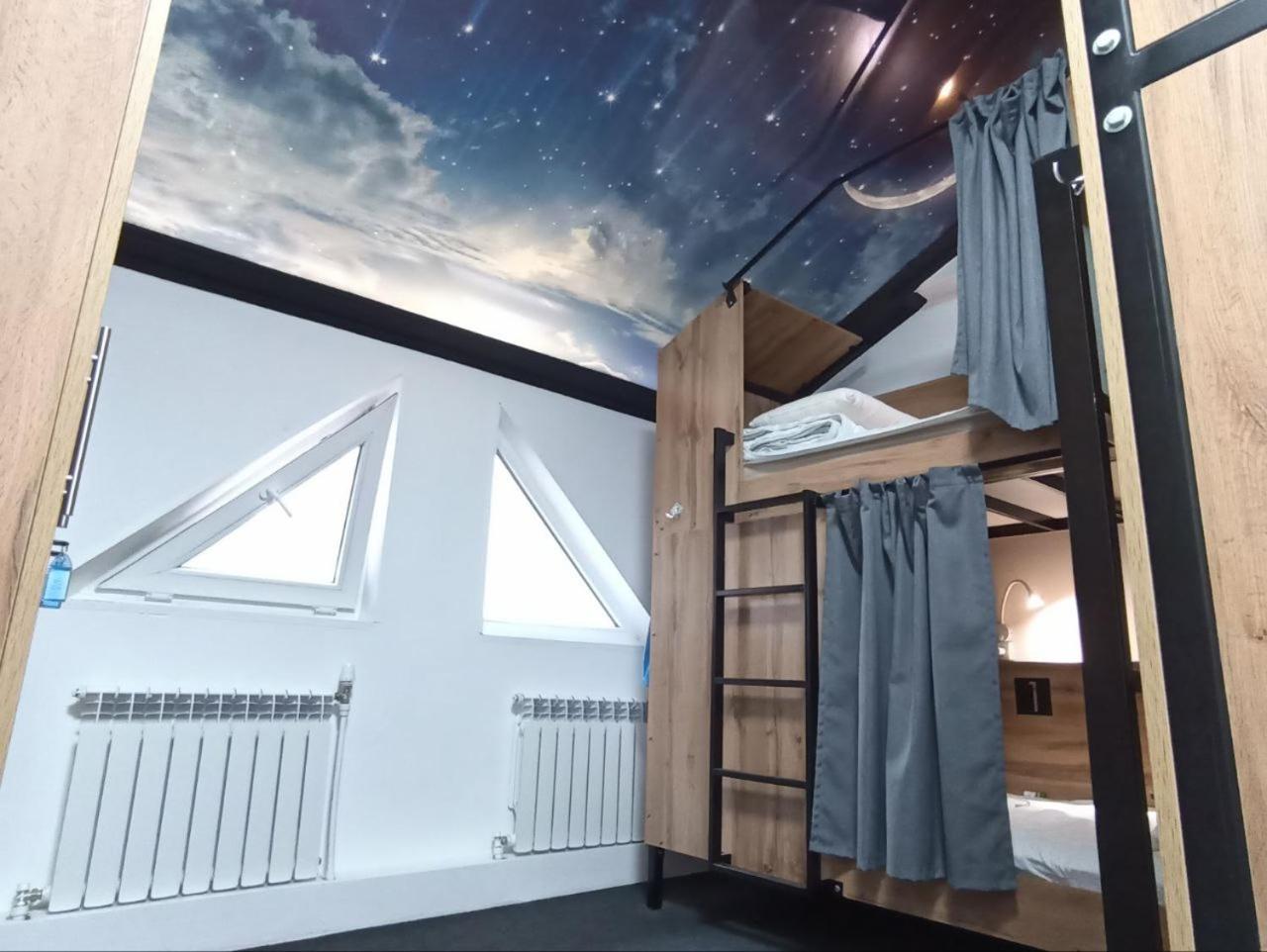 Bed in 4-Bed Male Dormitory Room photo 3