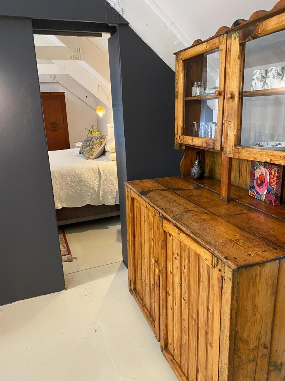 One-Bedroom Loft Apartment with One Queen Bed photo 3