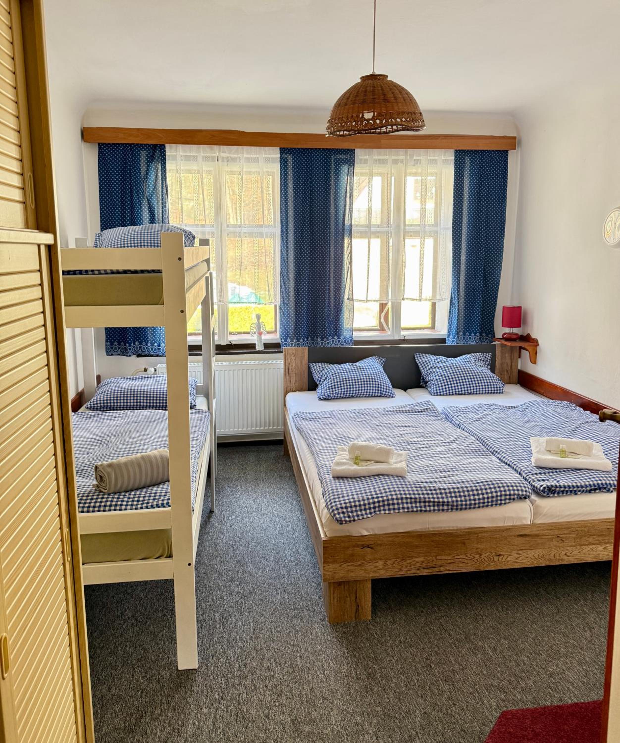 Quadruple Room with Private Bathroom photo 1