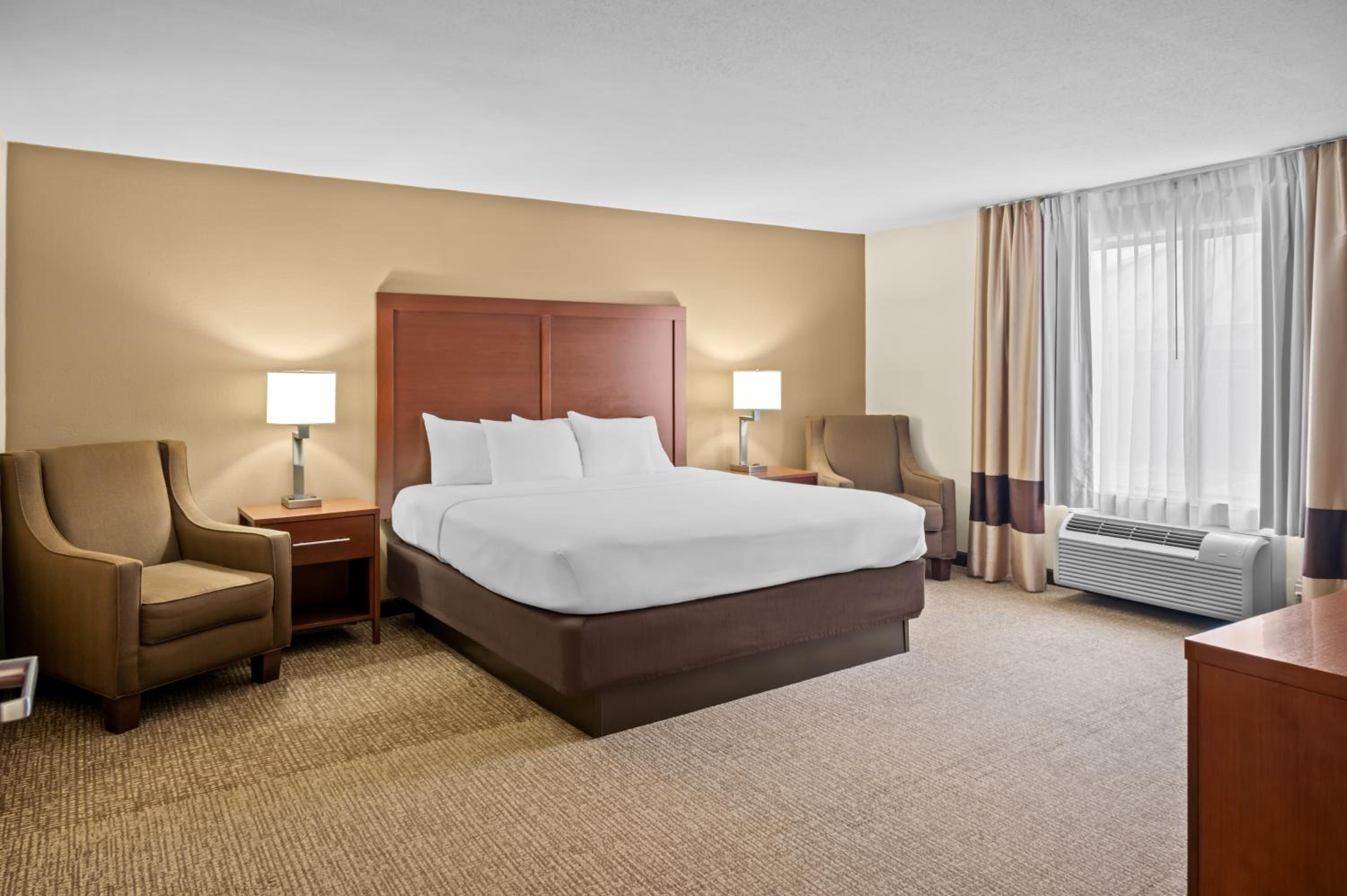 King Suite with Living Room - Non-Smoking - Photo 2