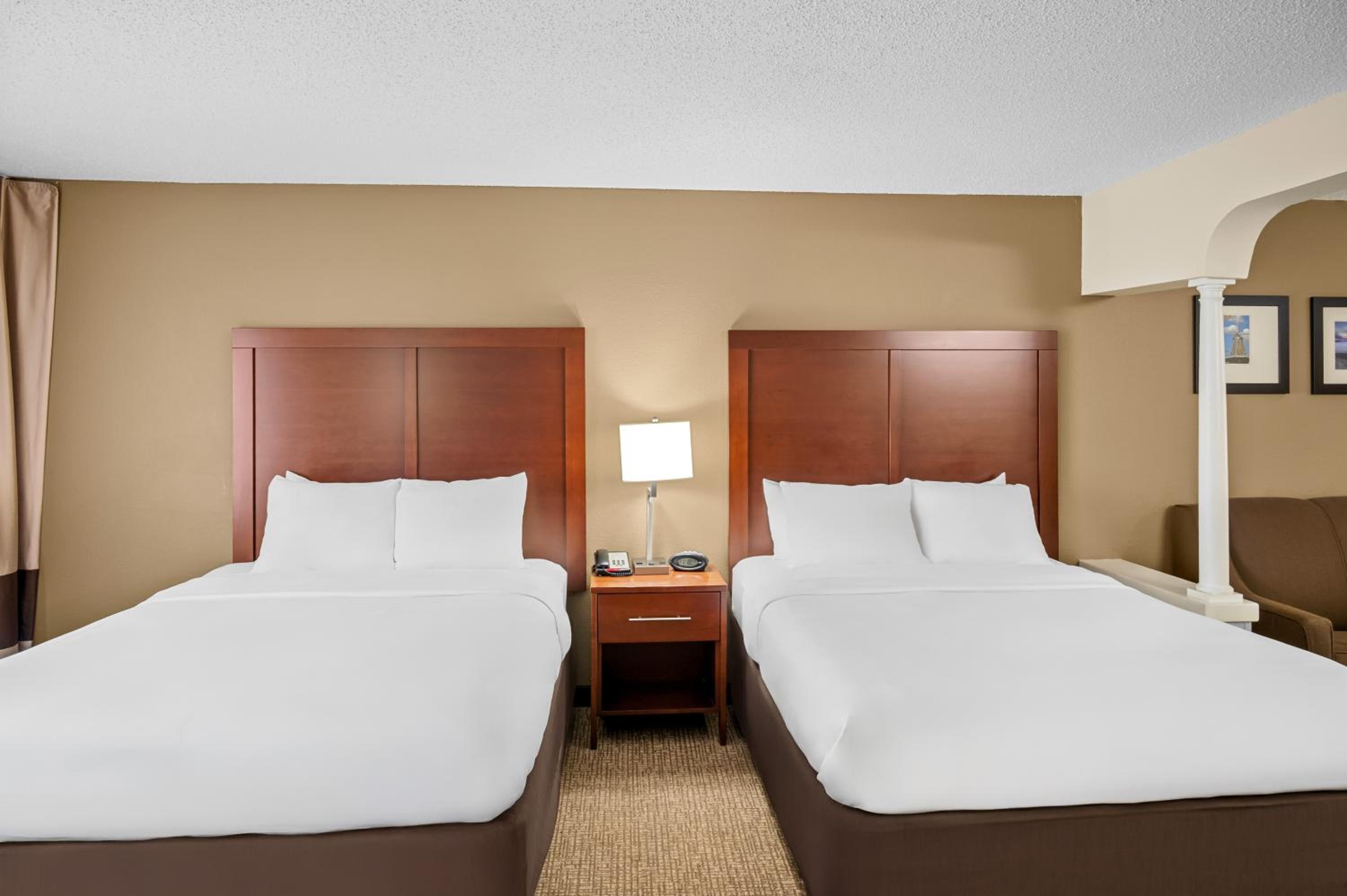 Queen Suite with Two Queen Beds photo 1