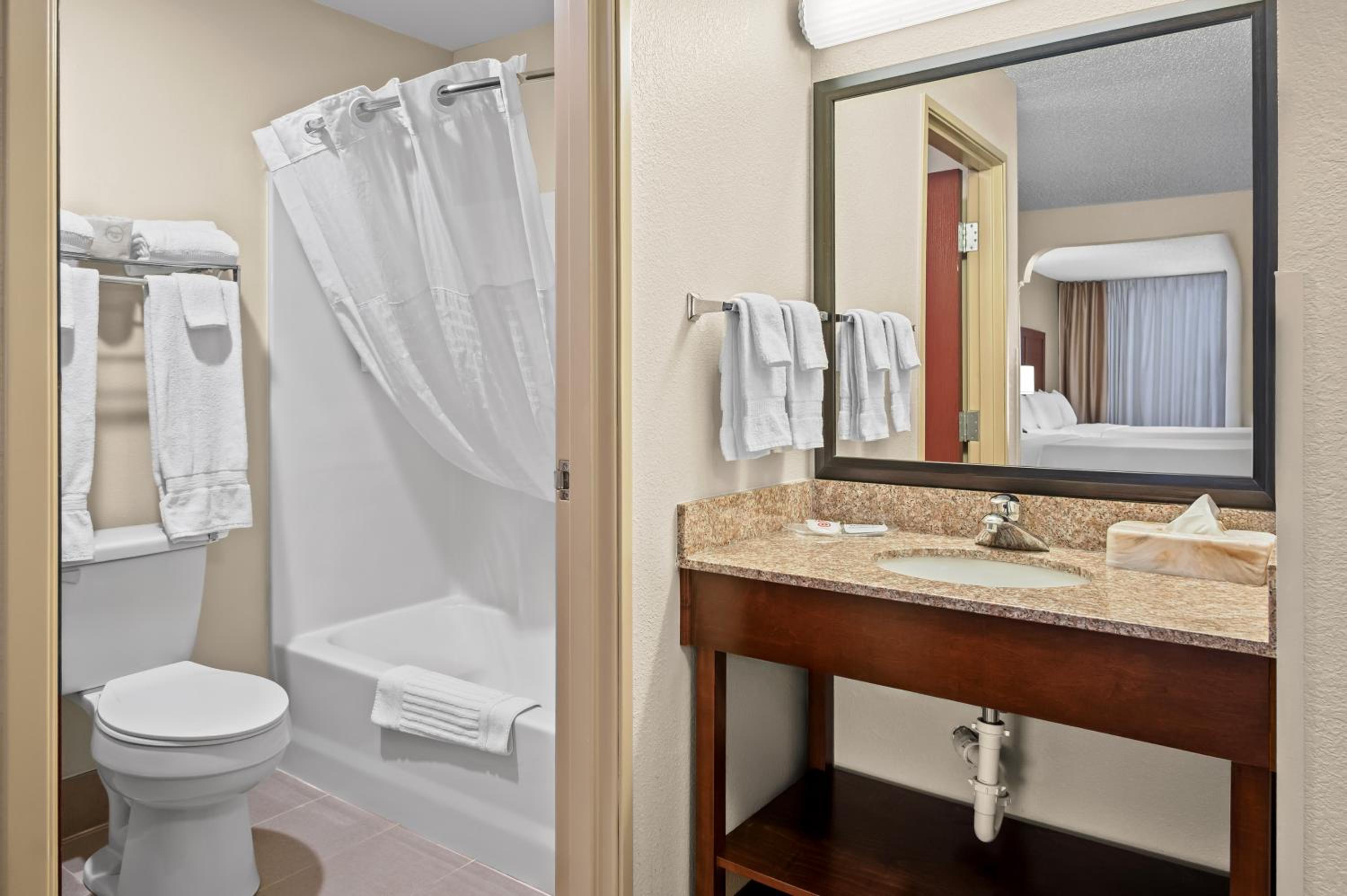 Queen Suite with Two Queen Beds photo 2