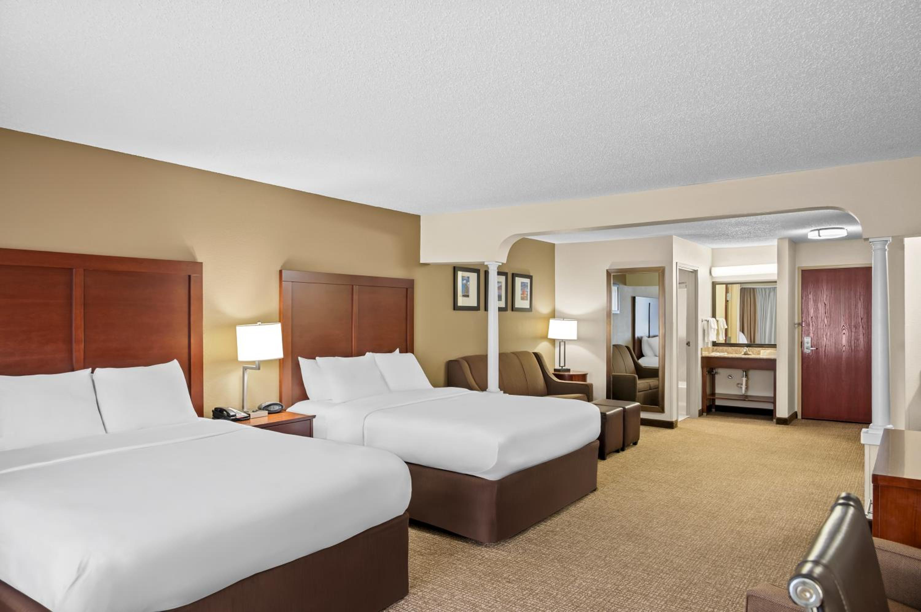 Queen Suite with Two Queen Beds photo 3