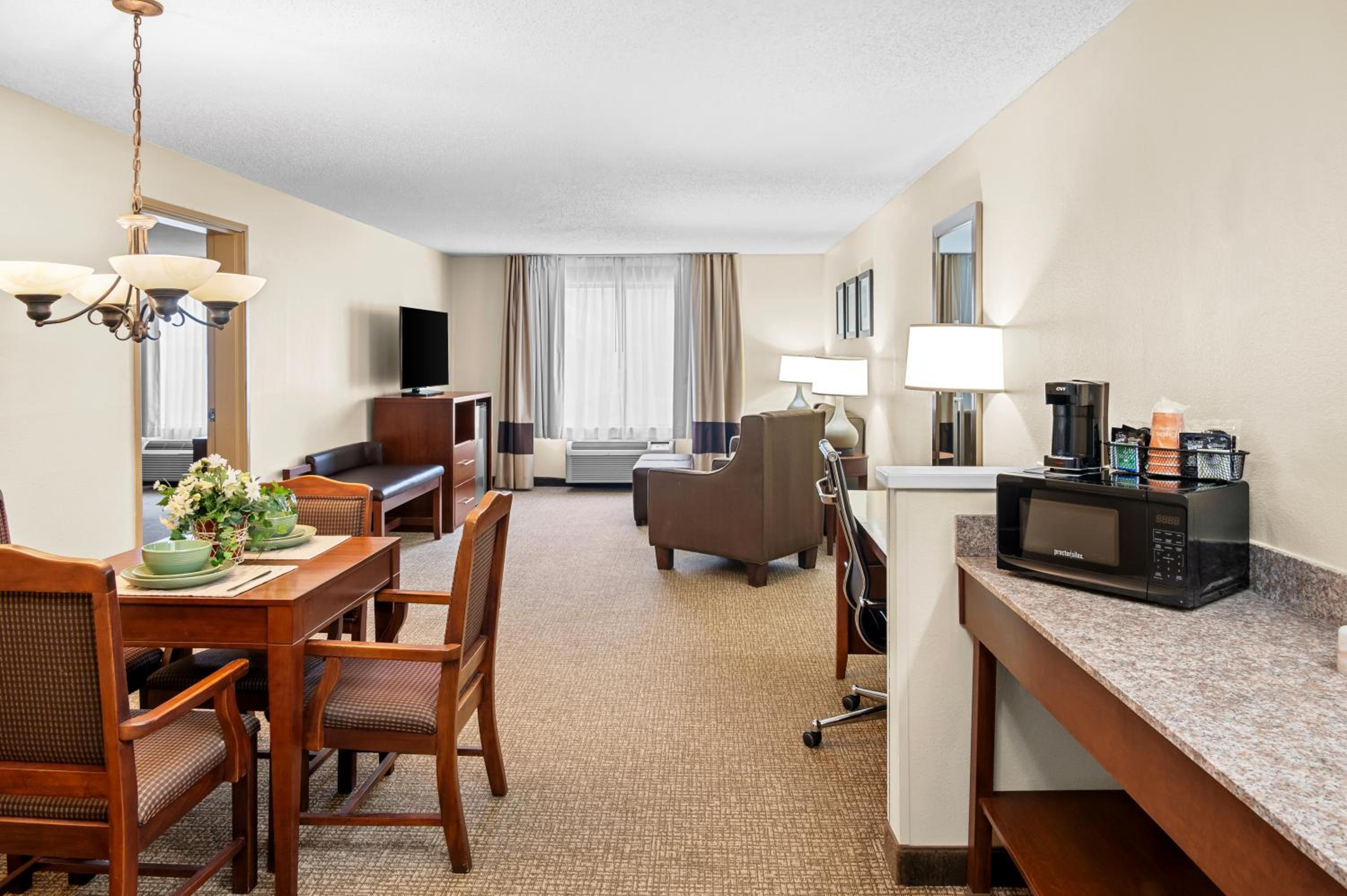 King Suite with Living Room - Non-Smoking - Photo 3