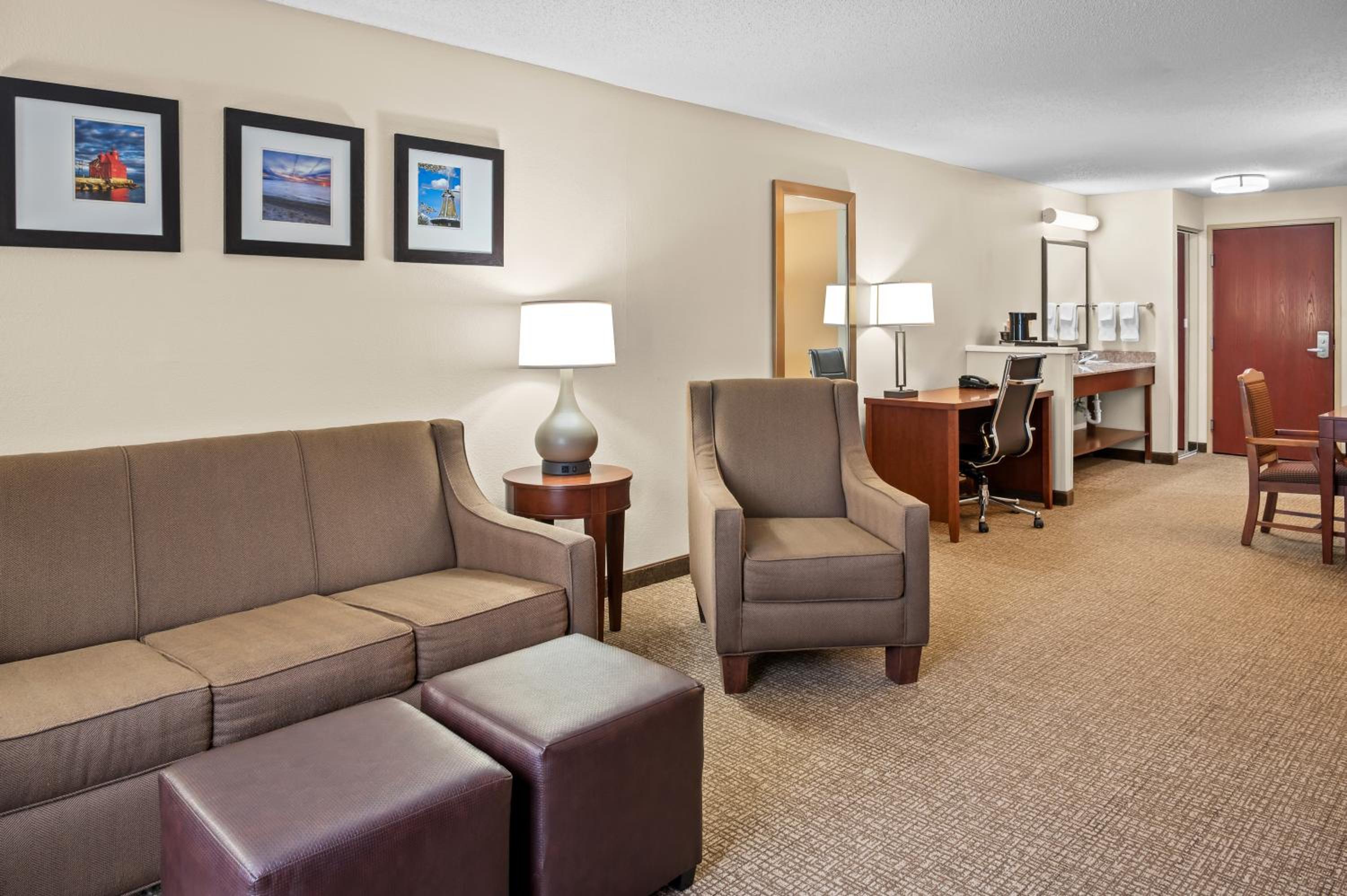 King Suite with Living Room - Non-Smoking - Photo 4