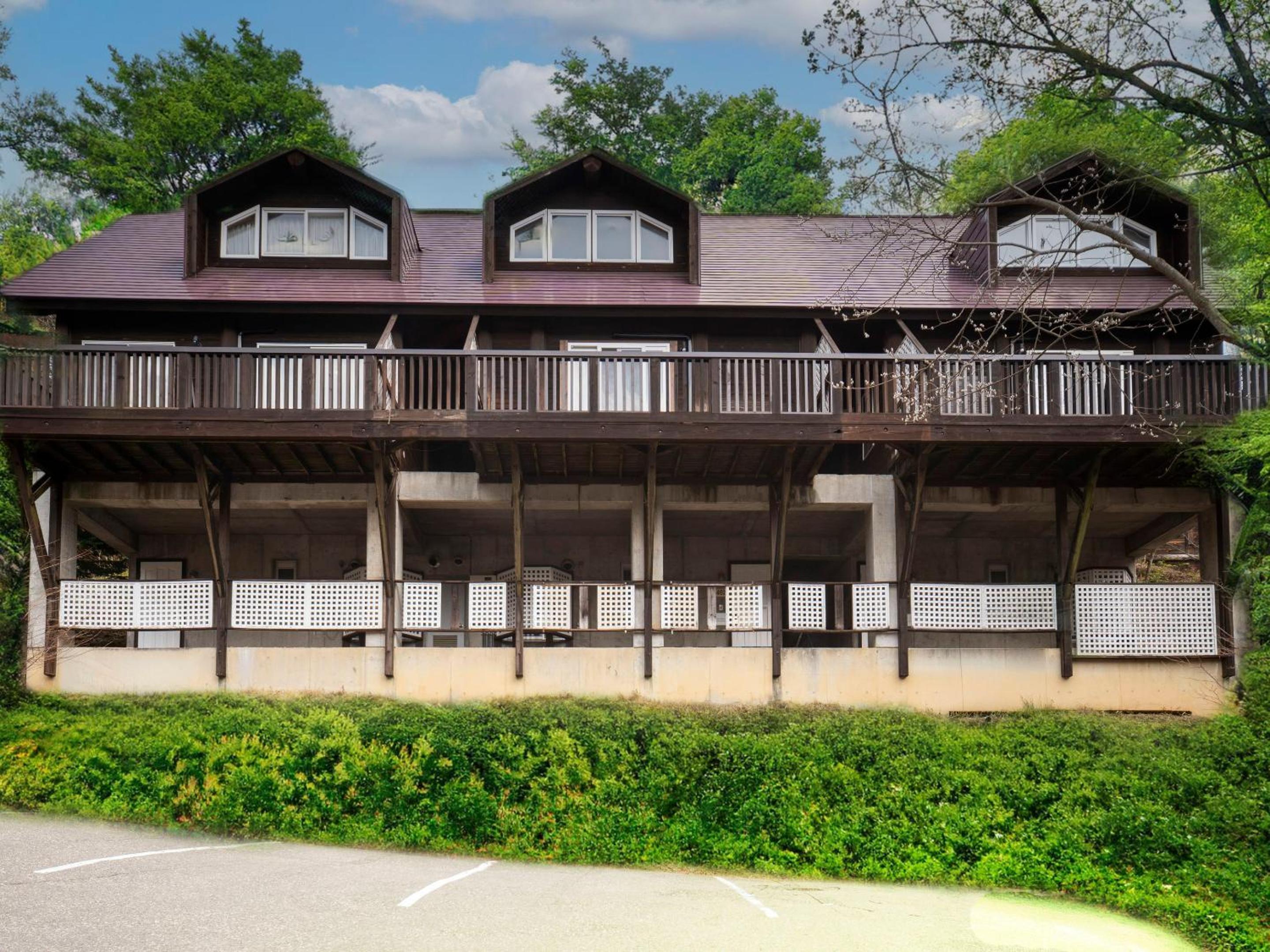 3Row-type log-style cottage with hot spring