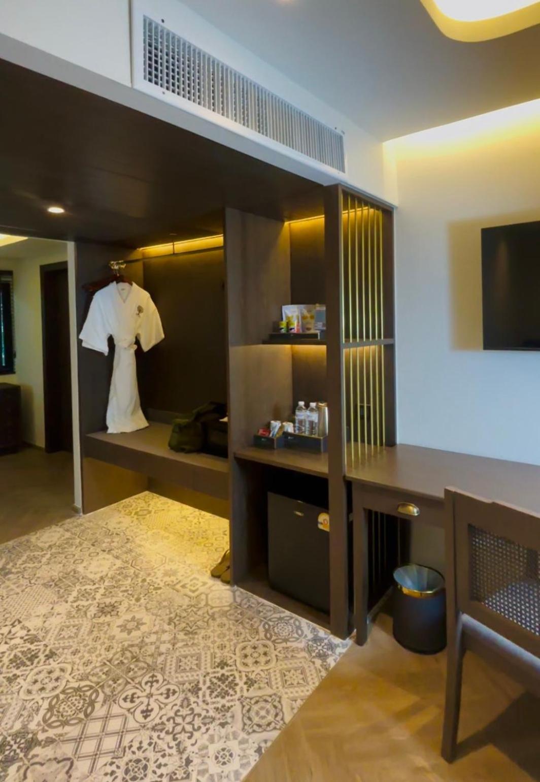Junior Suite with Pool View photo 3