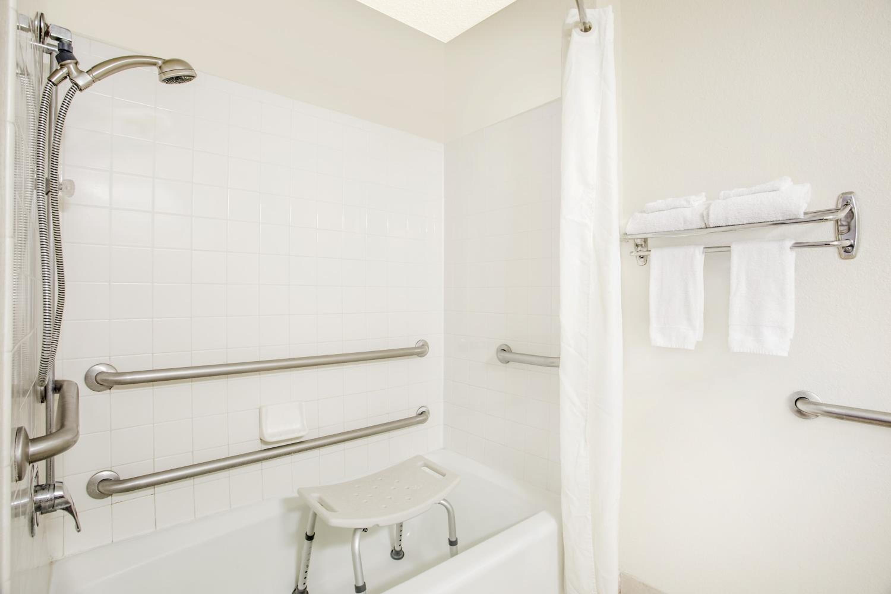 Queen Room - Disability Access - Non-Smoking photo 3