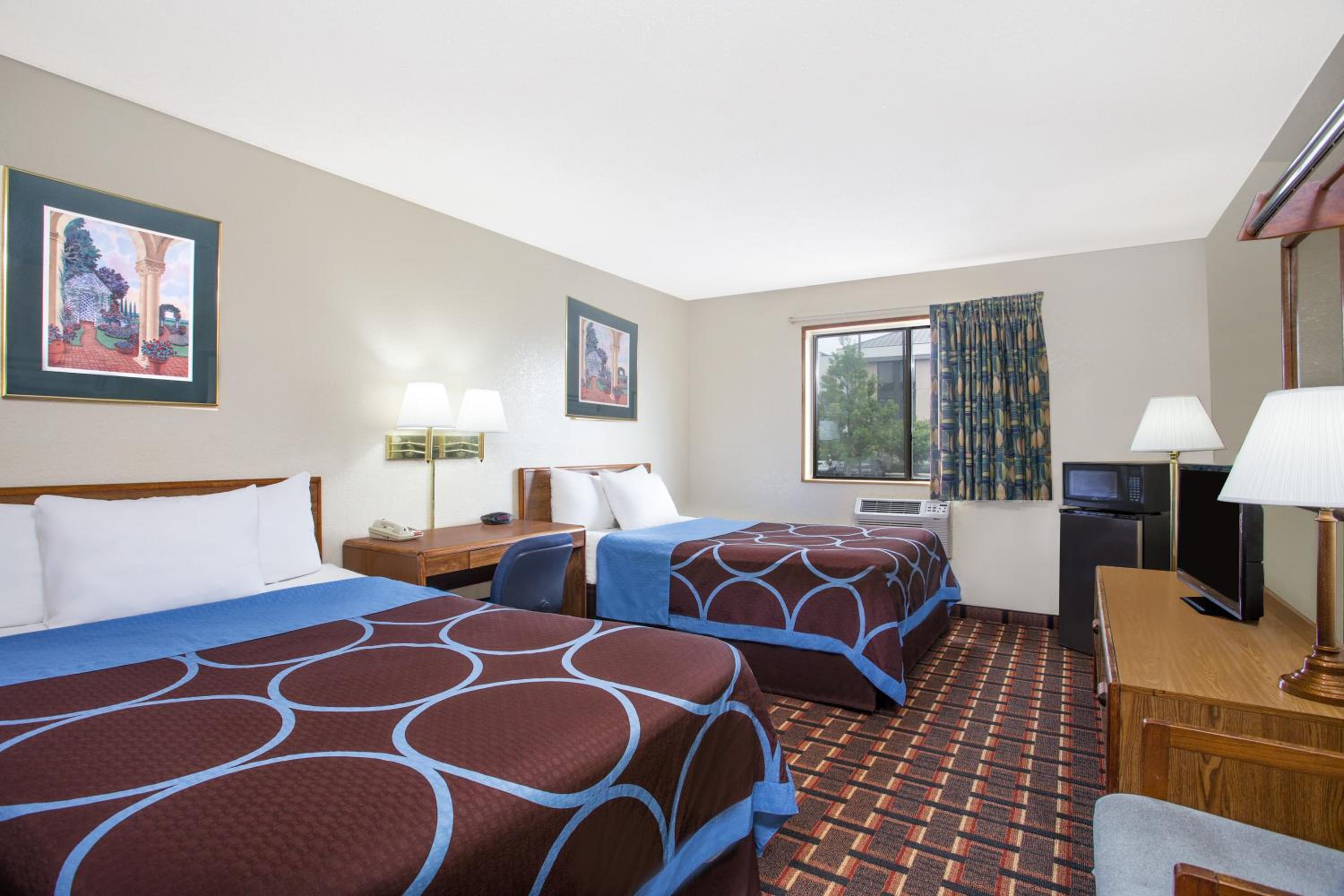 Queen Room with Two Queen Beds - Non-Smoking - Photo 1