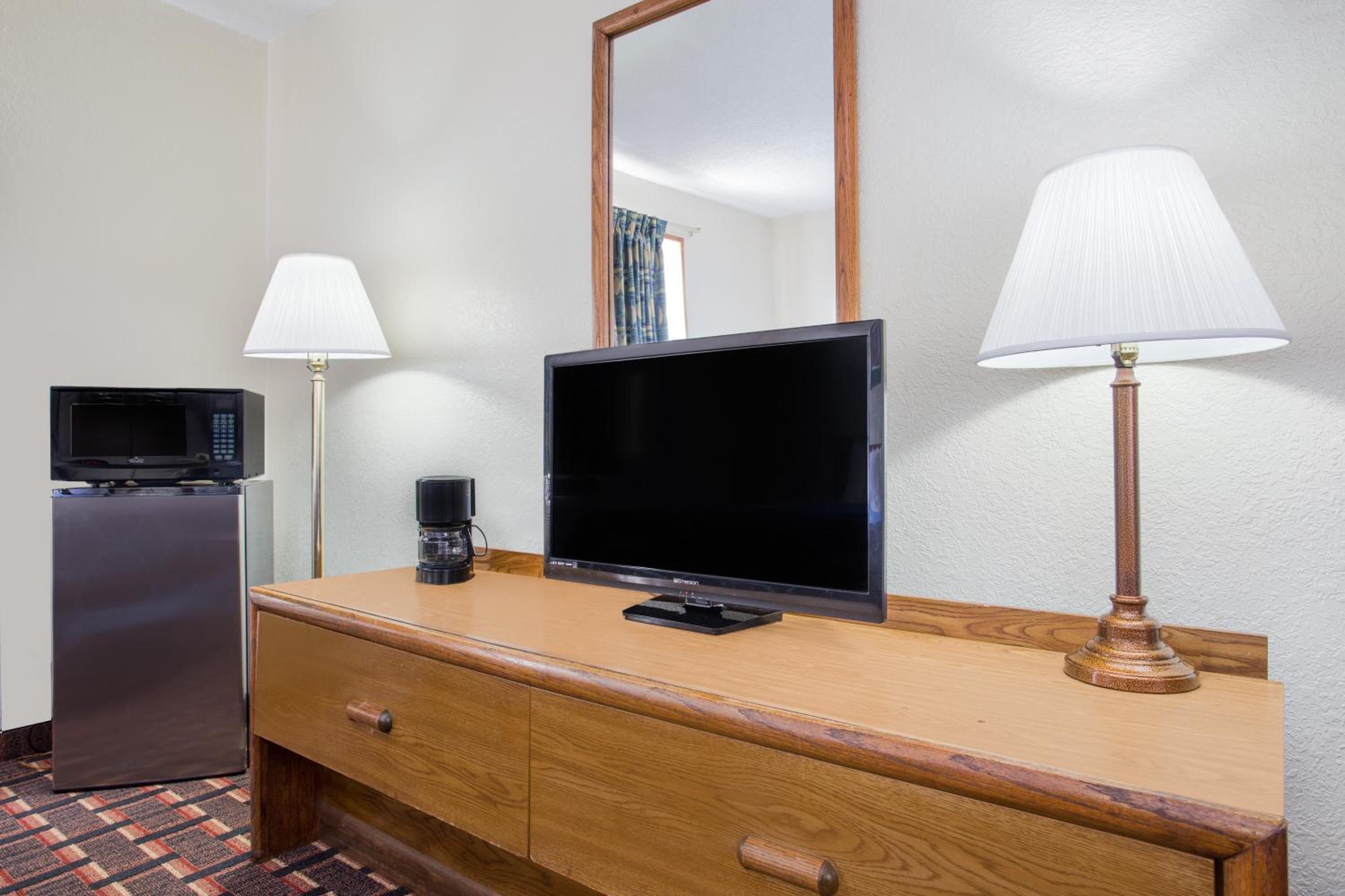 King Room - Non-Smoking - Photo 4