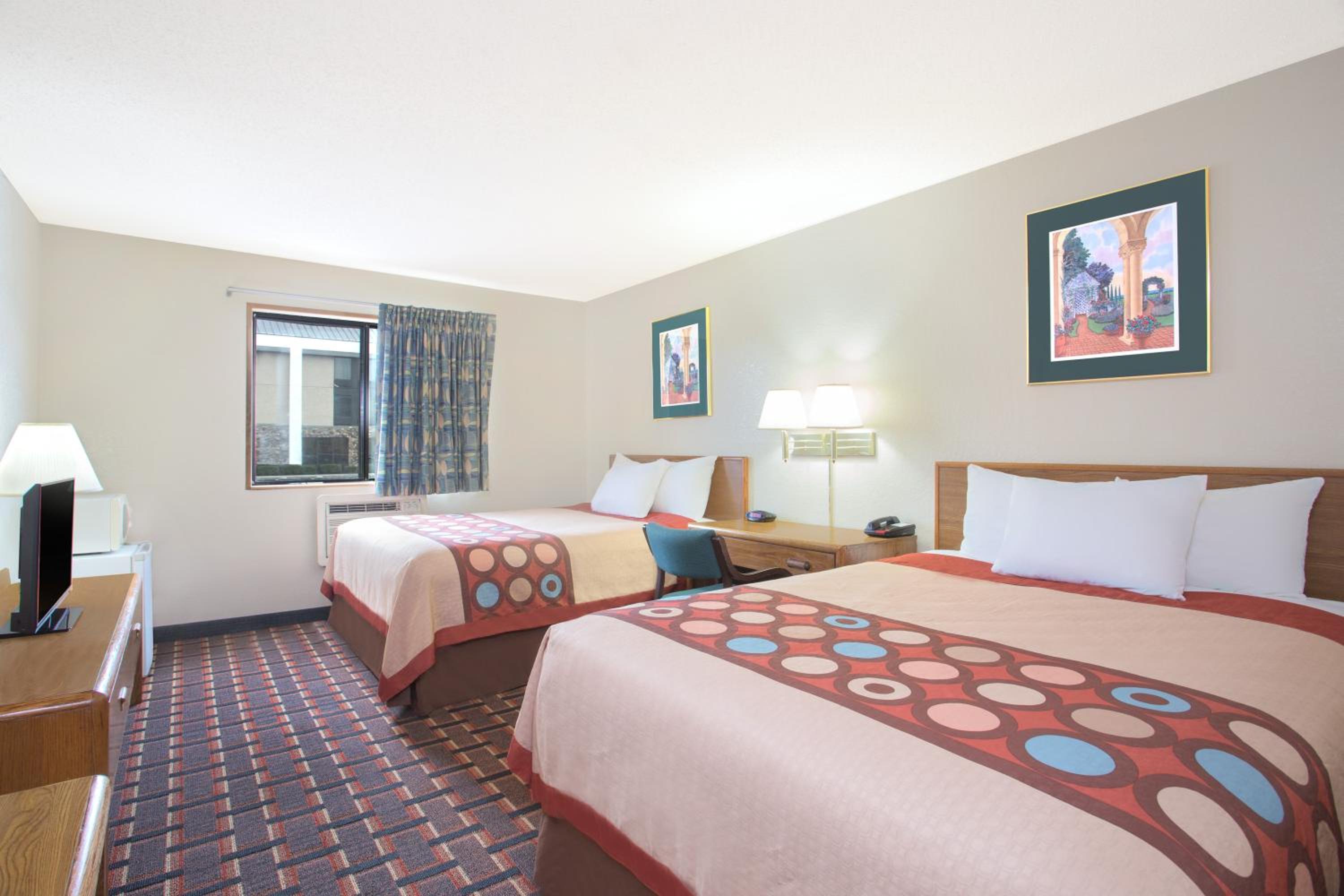 Queen Room with Two Queen Beds - Non-Smoking - Photo 3