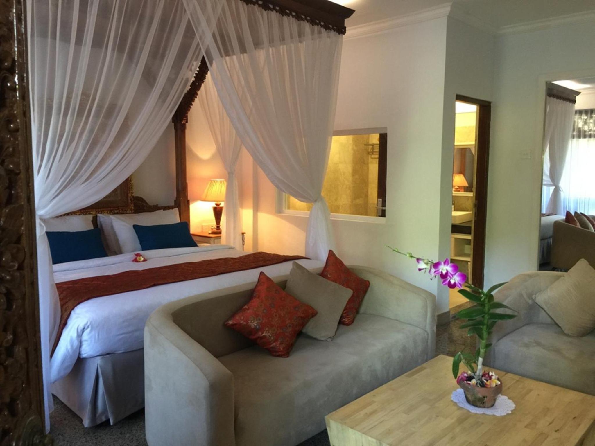 King Suite with Balcony - Photo 9