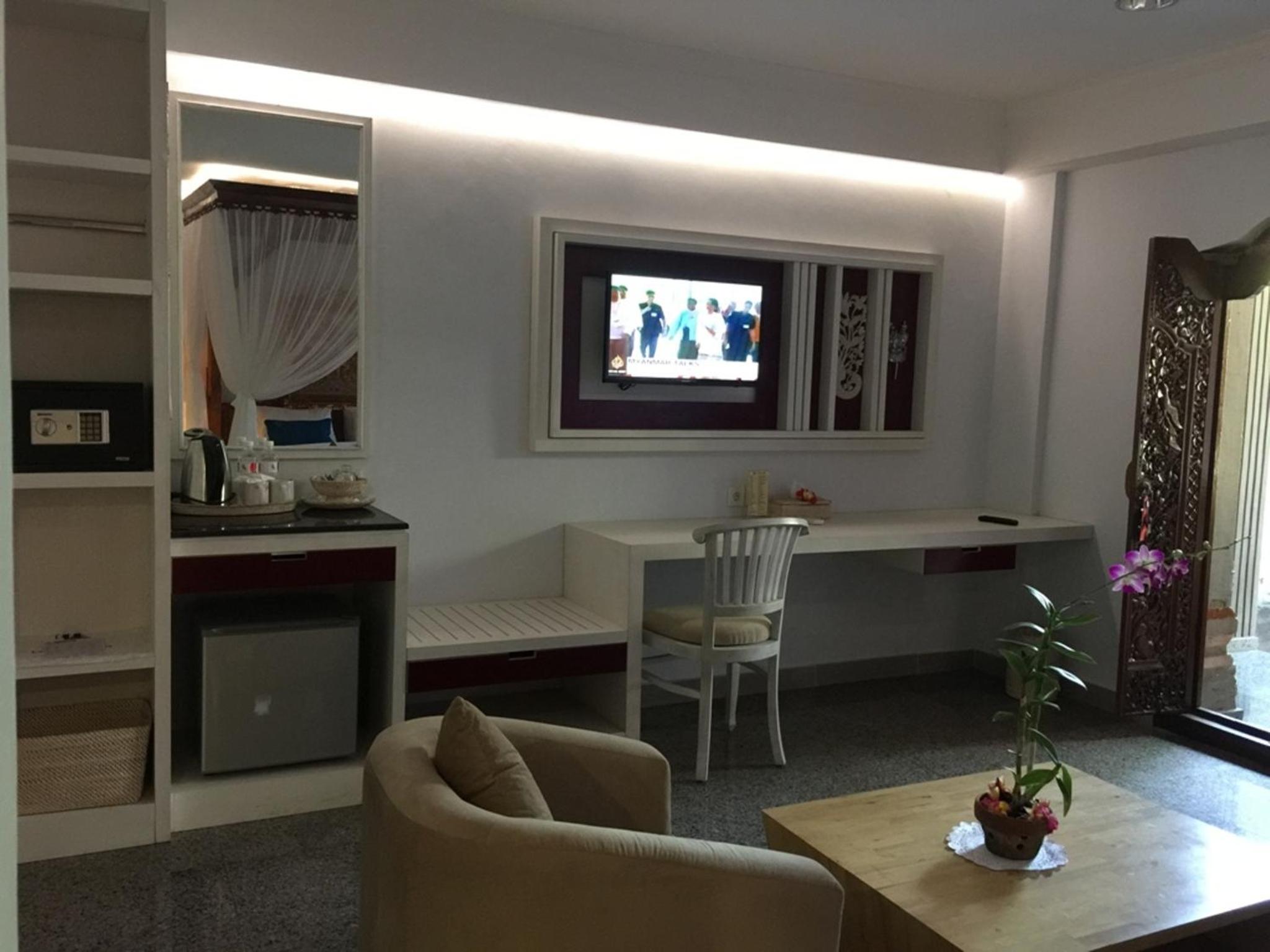 King Suite with Balcony - Photo 4