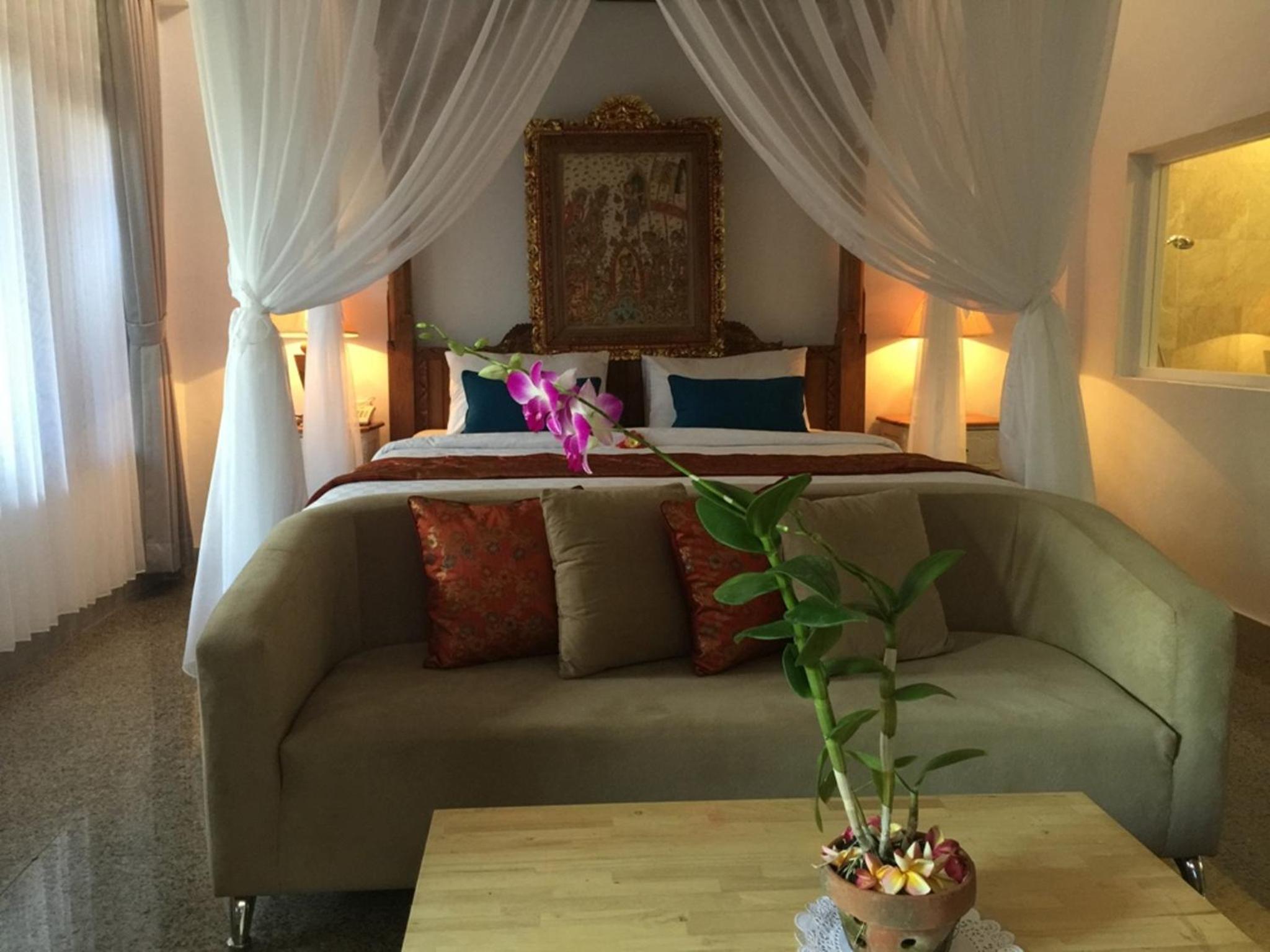 King Suite with Balcony - Photo 10