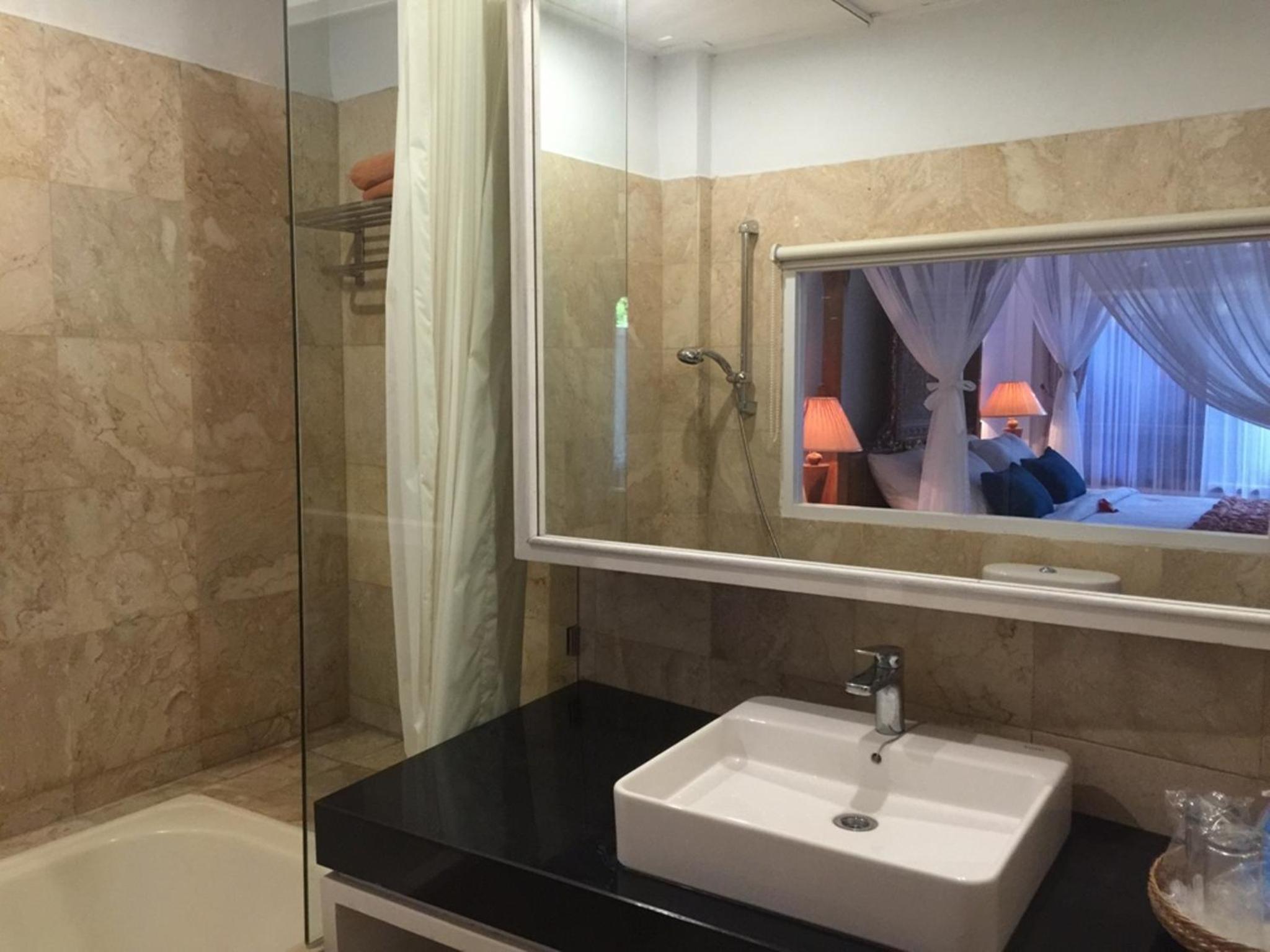 King Suite with Balcony - Photo 2