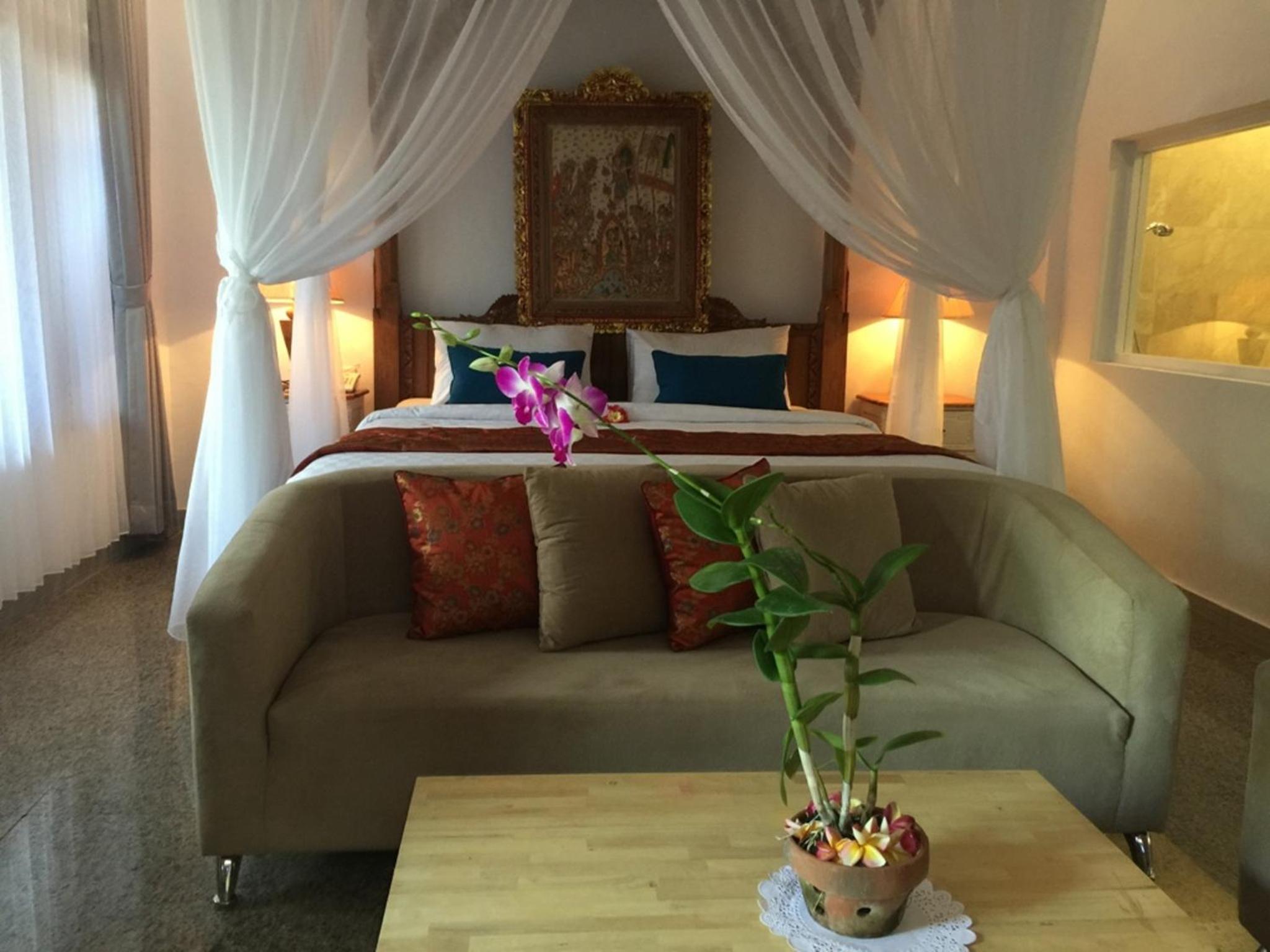 King Suite with Balcony - Photo 6