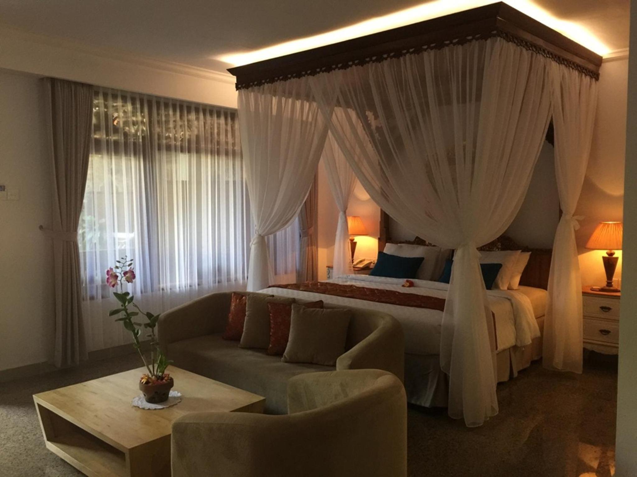 King Suite with Balcony - Photo 5