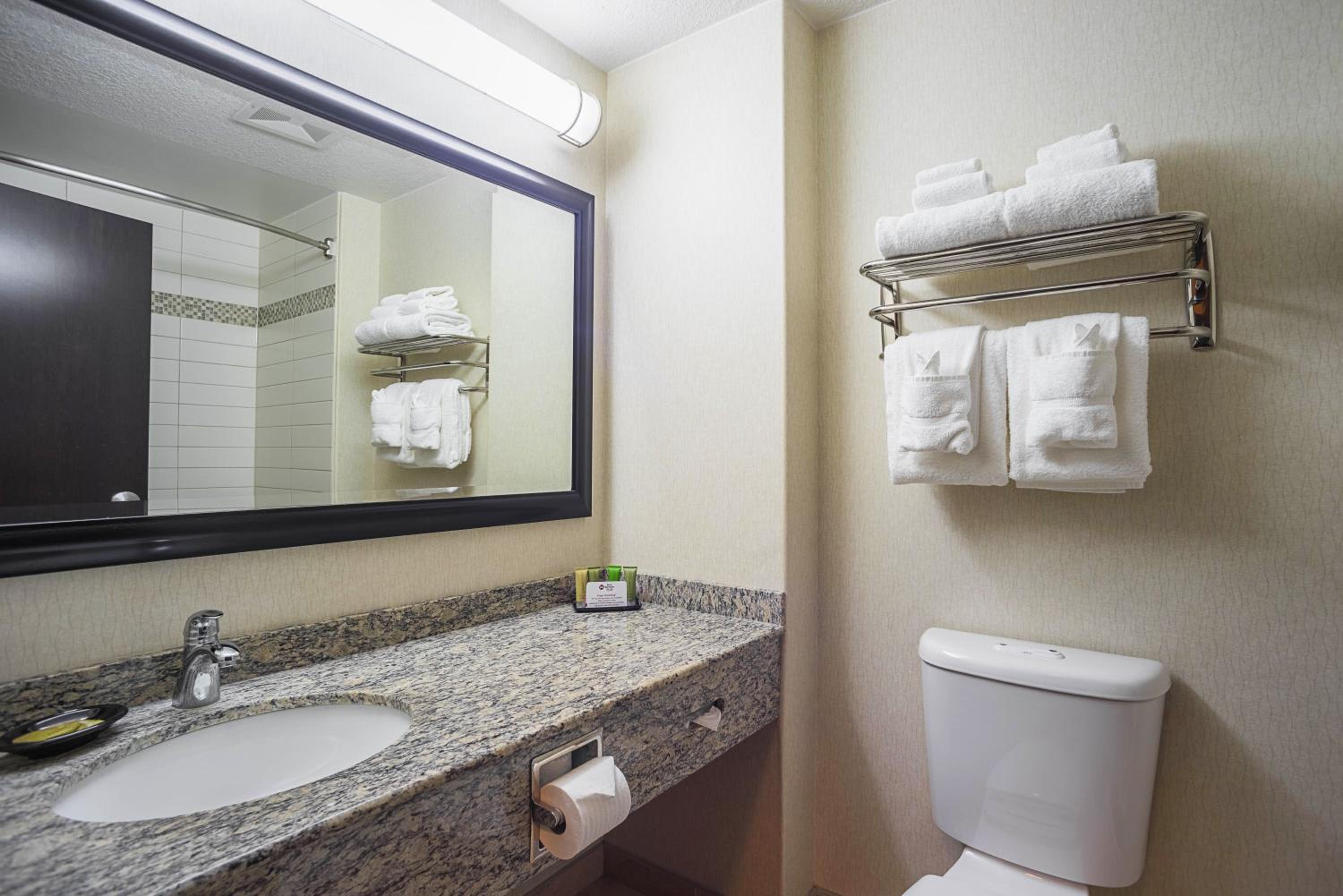 King Suite with Spa Bath - Non-Smoking photo 3